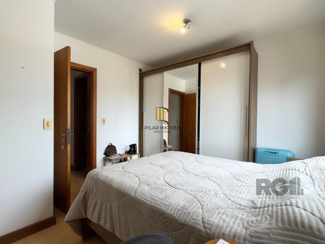 APARTAMENTO MOBILIADO DE 96M² COM 3 DORMITÓRIOS, SUÍTE E VAGA DE GARAGEM NO MENINO DEUS