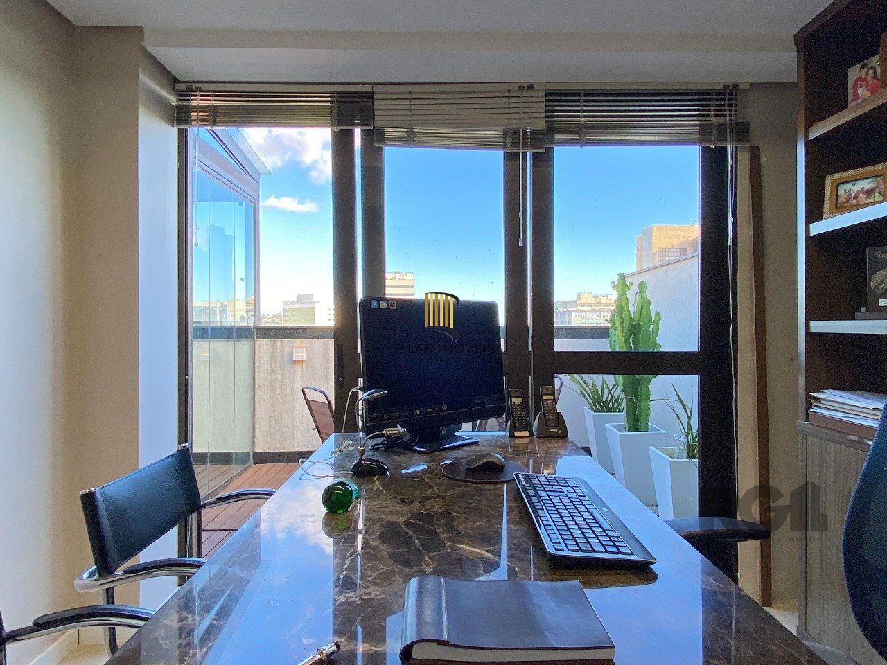 Sala mobiliada, com churrasqueira para happy hour e vista para o Guaíba