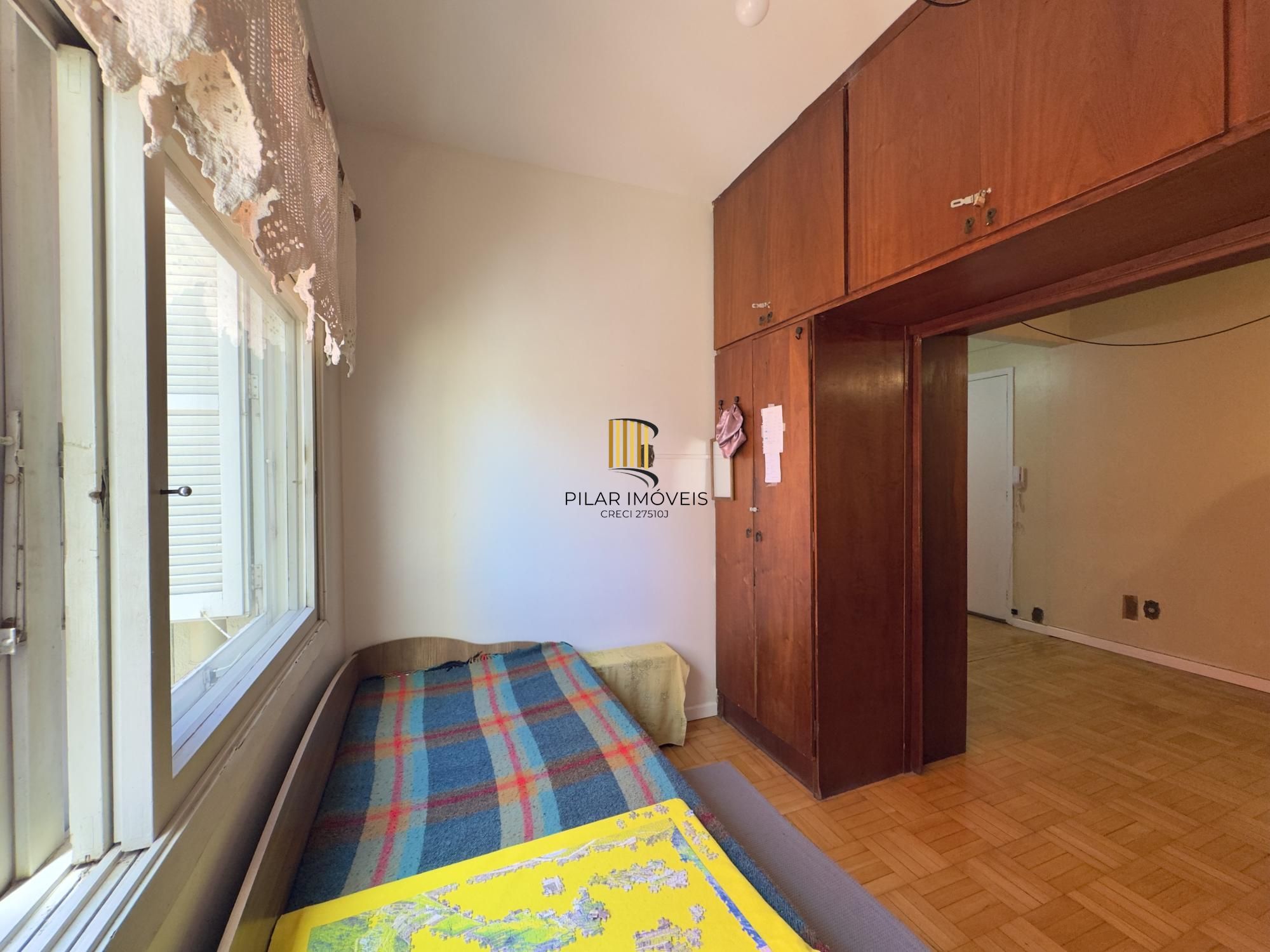 Apartamento 1 dormitório amplo, em andar alto com vista, no Centro Histórico