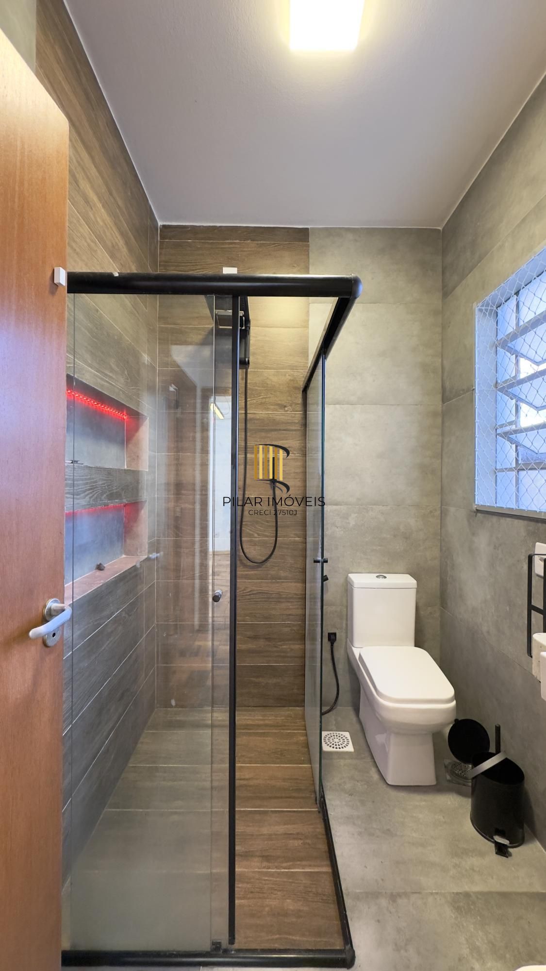 Apartamento reformado de 67m², 2 dormitórios com peças amplas na Praia de Belas