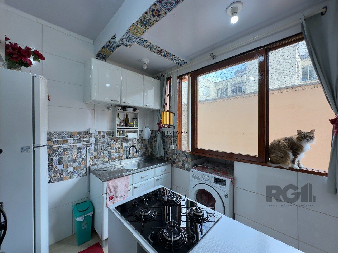 APARTAMENTO 1 DORMITÓRIO COM PÁTIO, DE FRENTE, PRÓXIMO À ORLA DO GUAÍBA NO CENTRO HISTÓRICO