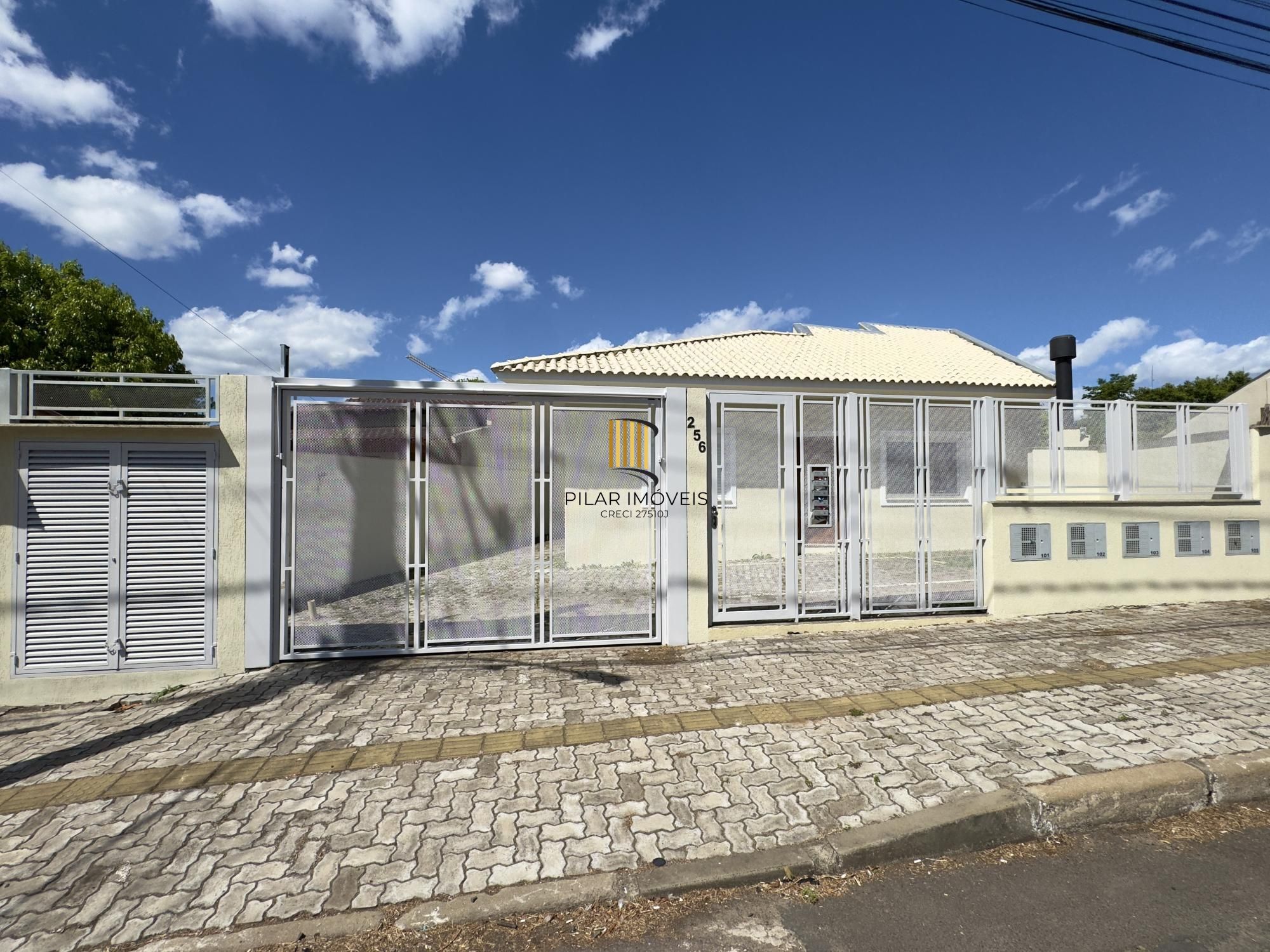 Casa em condomínio com 2 dormitórios, vaga de garagem e churrasqueira na Olaria