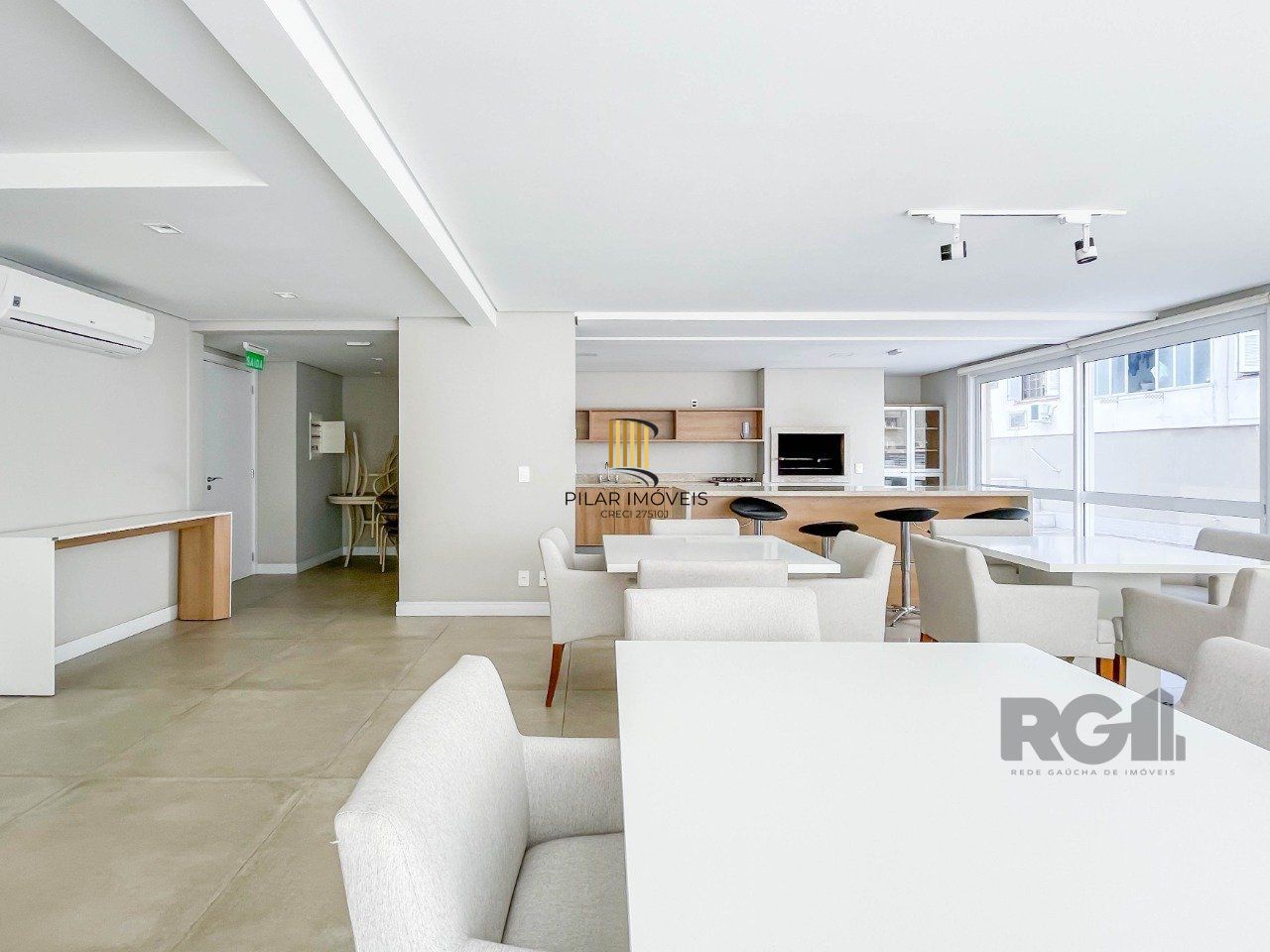 APARTAMENTO MOBILIADO 70M² DE 2 DORMITÓRIOS E 1 VAGA - BAIRRO MENINO DEUS