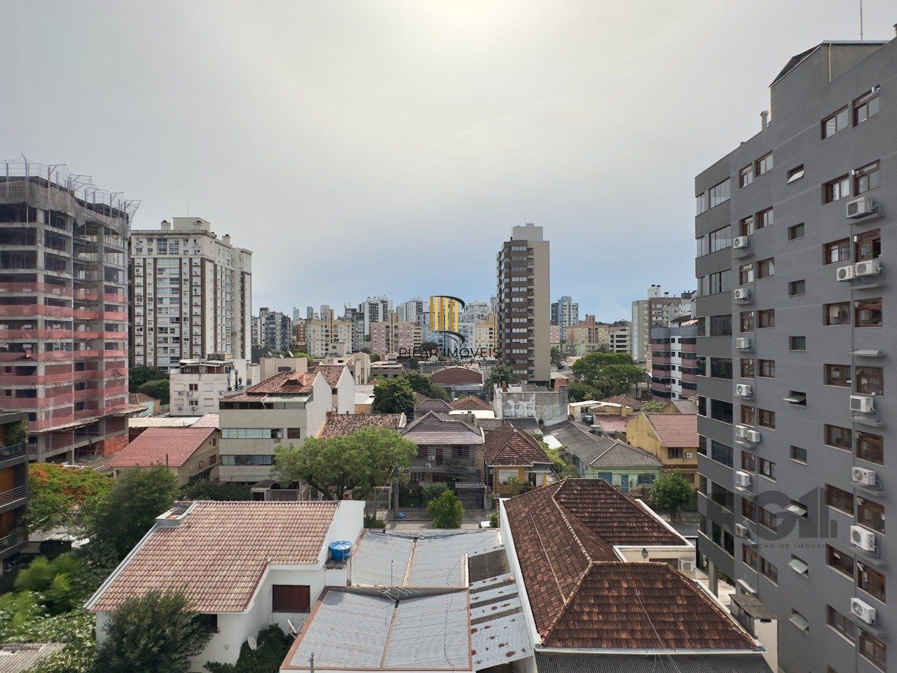 APARTAMENTO MOBILIADO COM PLANTA DIFERENCIADA E ÓTIMA LOCALIZAÇÃO