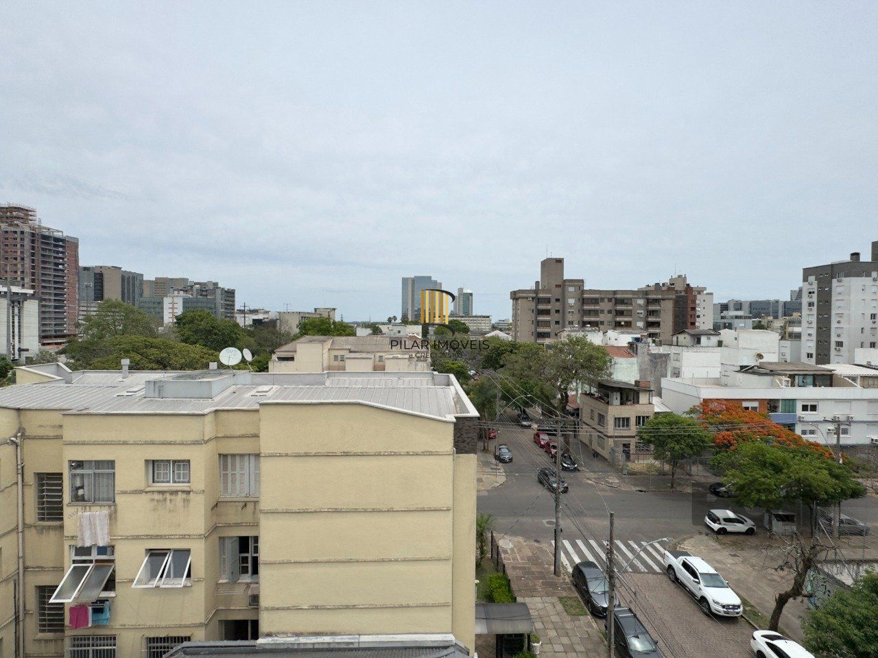 APARTAMENTO MOBILIADO DE 96M² COM 3 DORMITÓRIOS, SUÍTE E VAGA DE GARAGEM NO MENINO DEUS