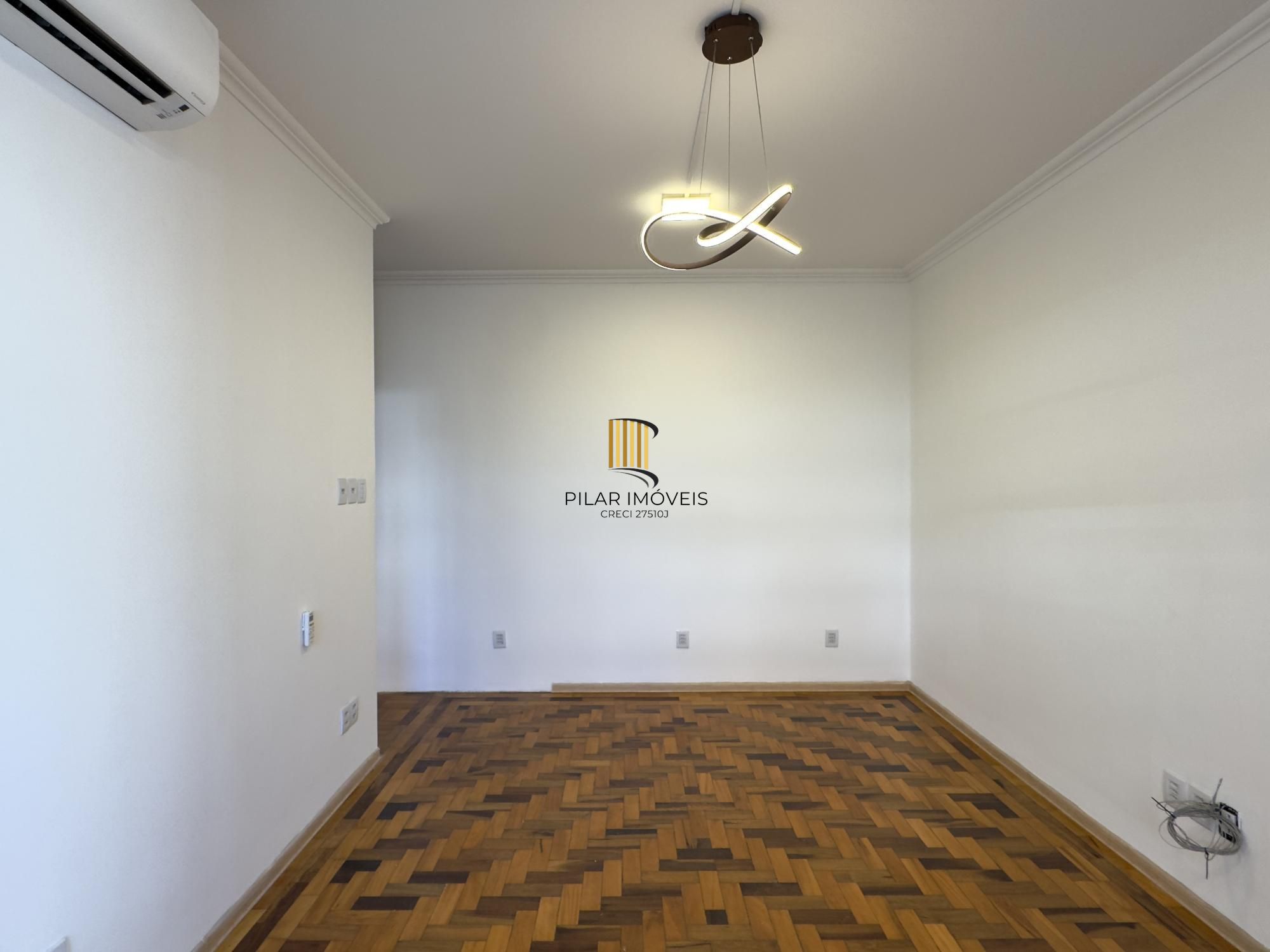 Apartamento reformado de 67m², 2 dormitórios com peças amplas na Praia de Belas