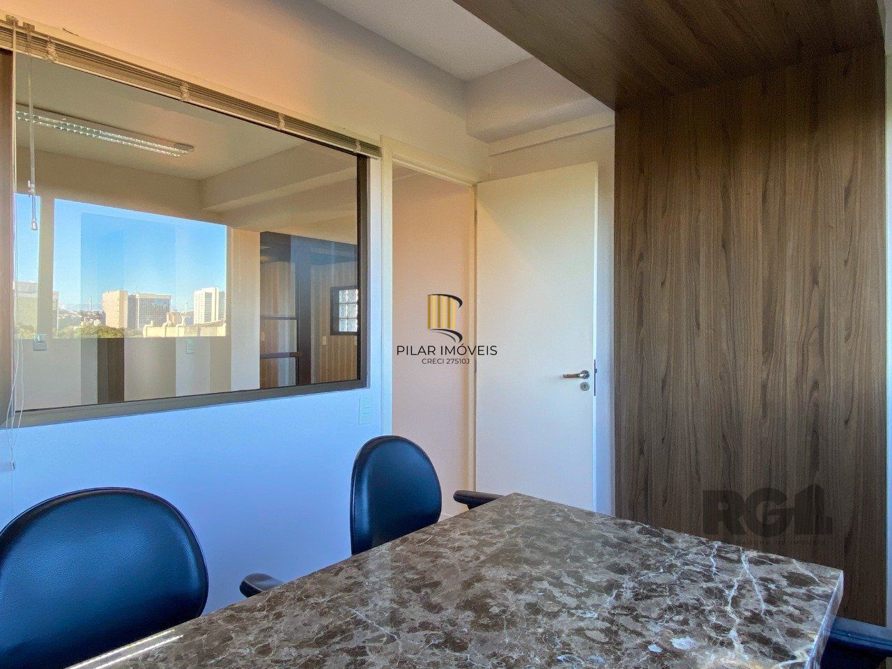 Sala mobiliada, com churrasqueira para happy hour e vista para o Guaíba