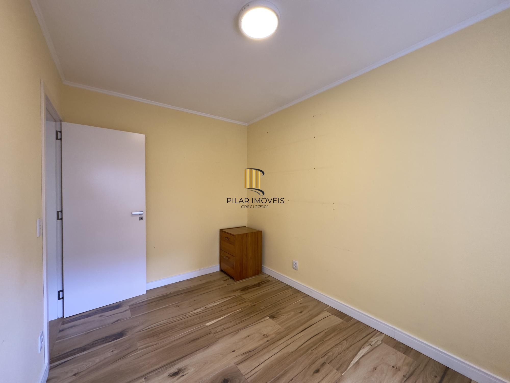 Apartamento 2 dormitórios, reformado e ensolarado no Centro Histórico