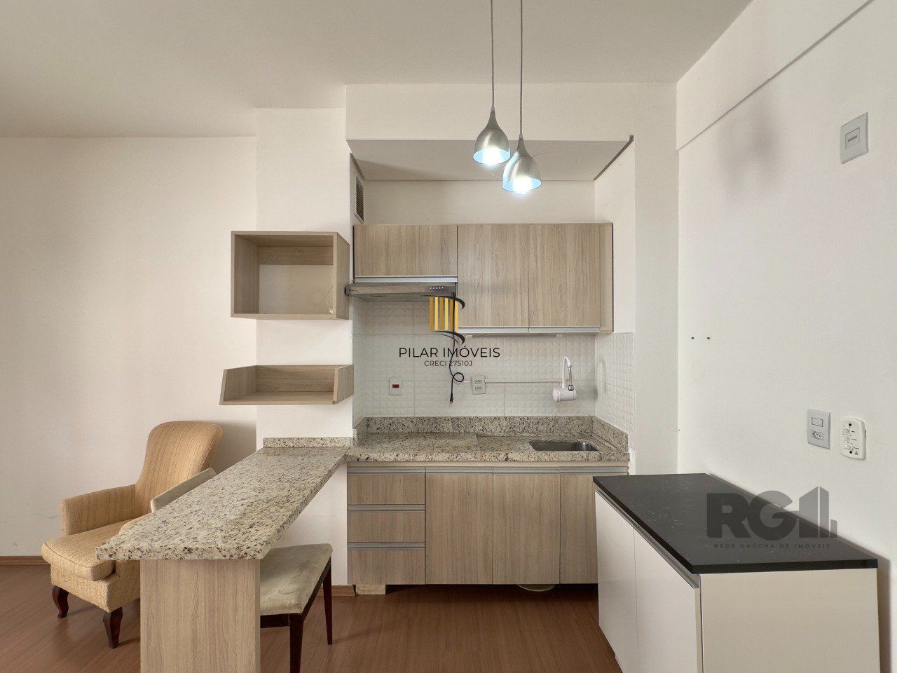 STUDIO SEMIMOBILIADO COM VAGA DE GARAGEM NO CENTRO HISTÓRICO