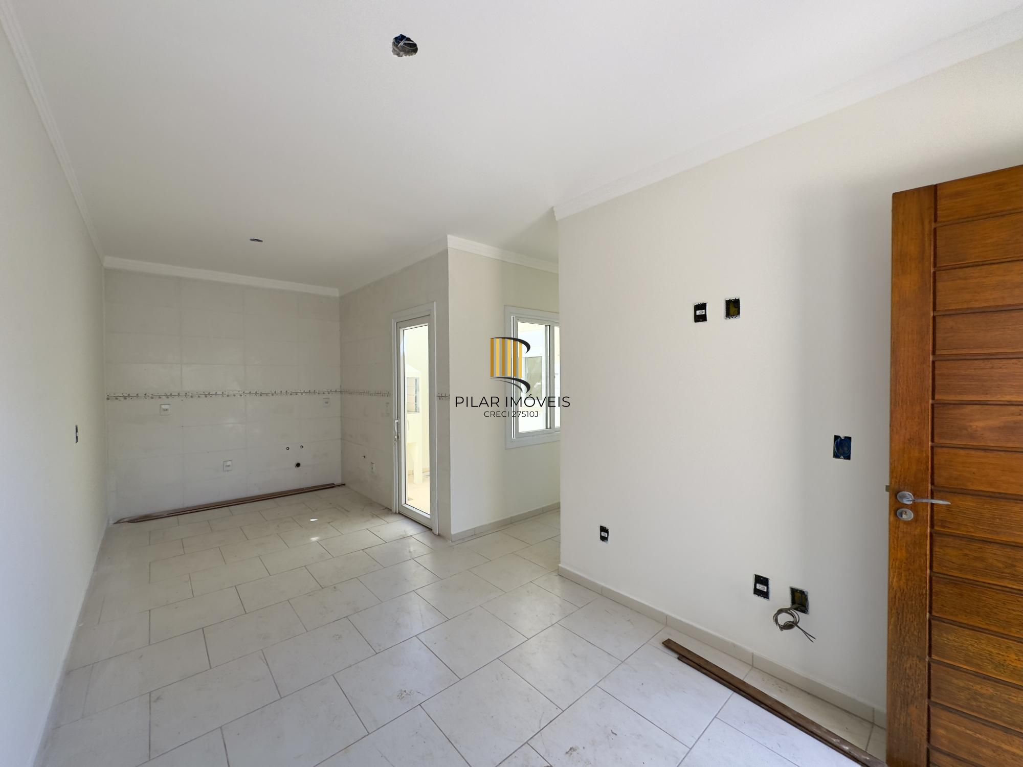 Casa em condomínio com 2 dormitórios, vaga de garagem e churrasqueira na Olaria