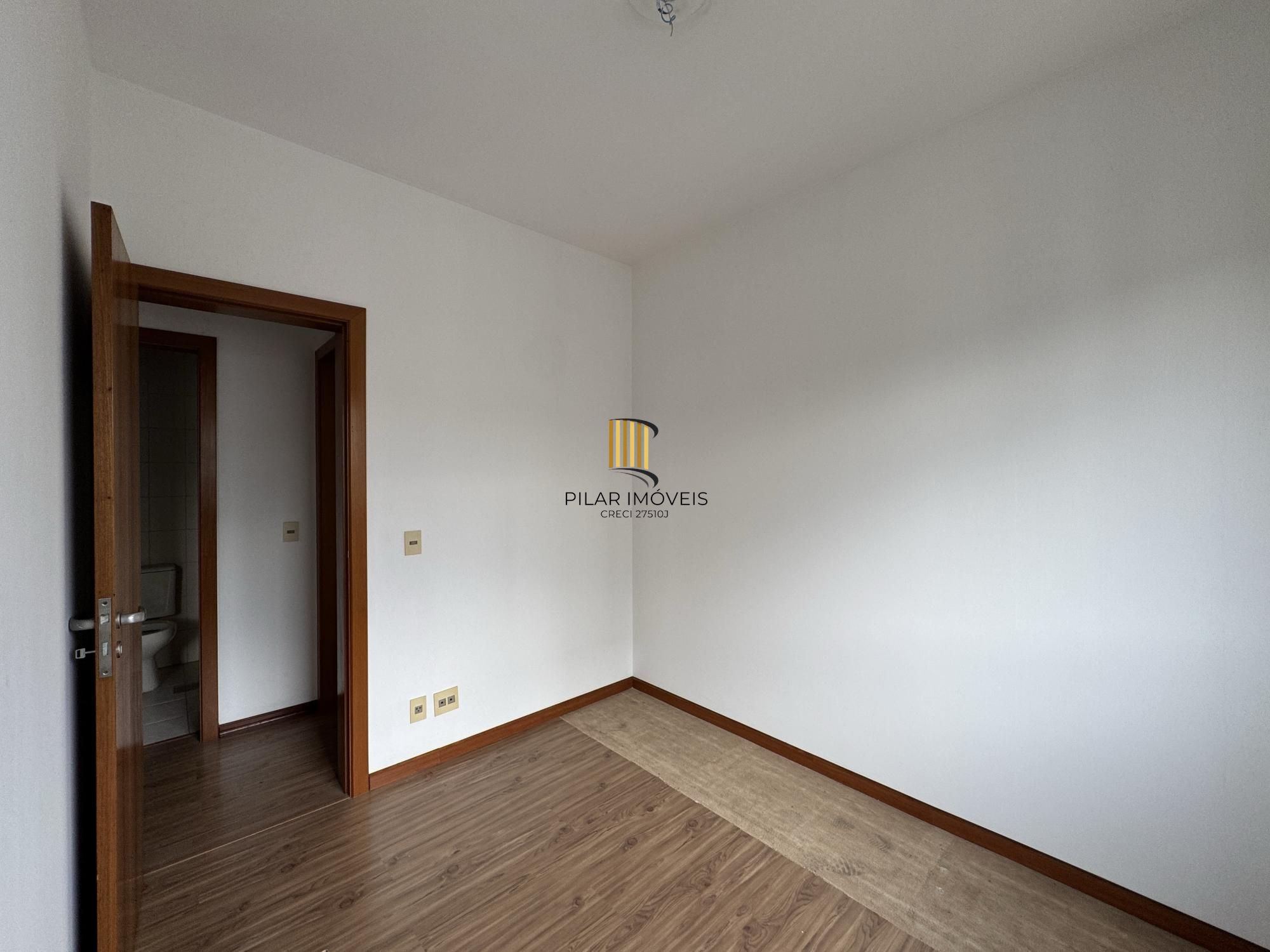 Apartamento 3 dormitórios com sacada, suíte e vaga de garagem no Menino Deus