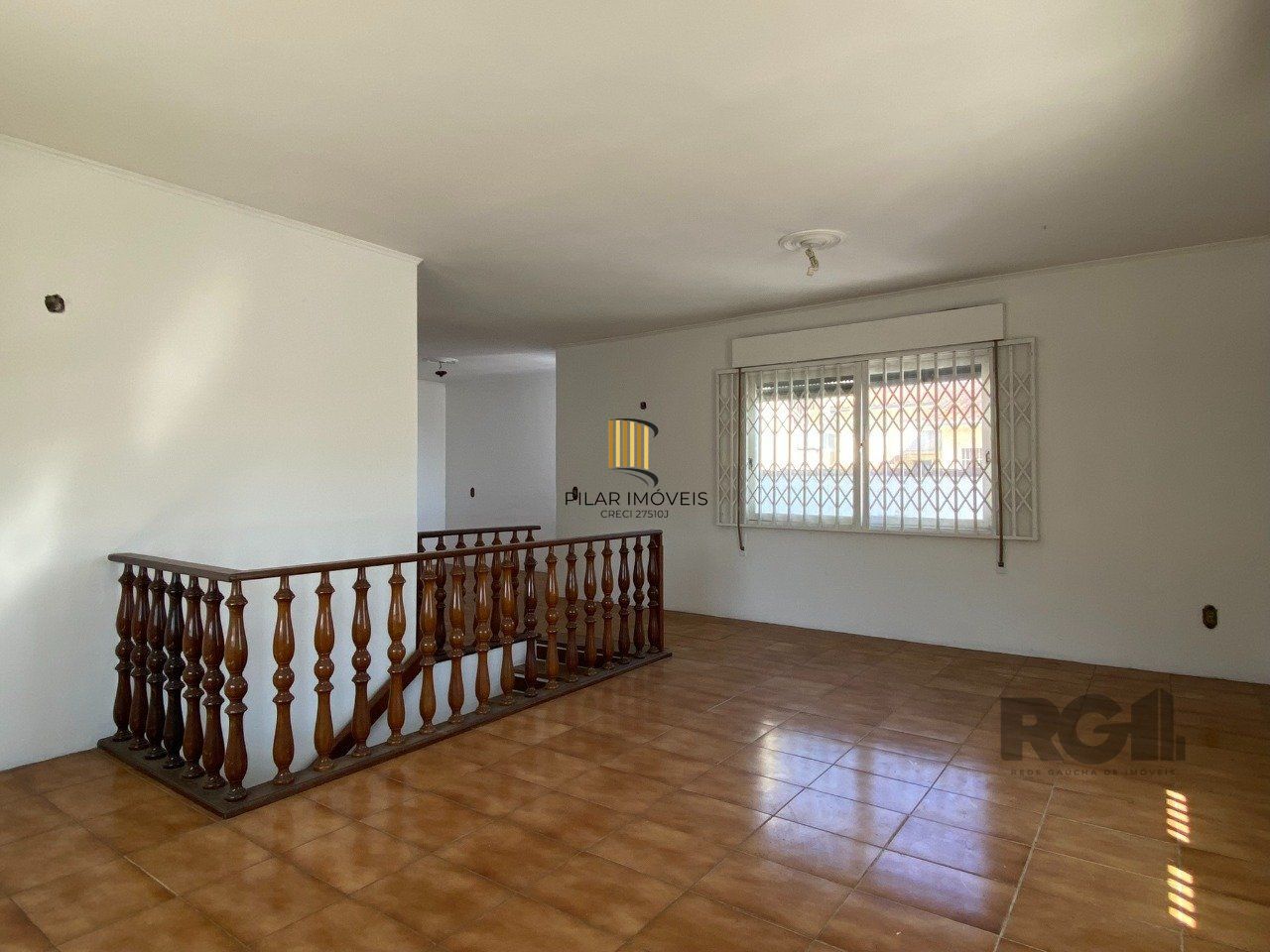 CASA COM 5 DORMITÓRIOS, ESPAÇO PARA FESTAS E PEÇAS AMPLAS PRÓXIMO AO IGUATEMI - Pilar Imóveis