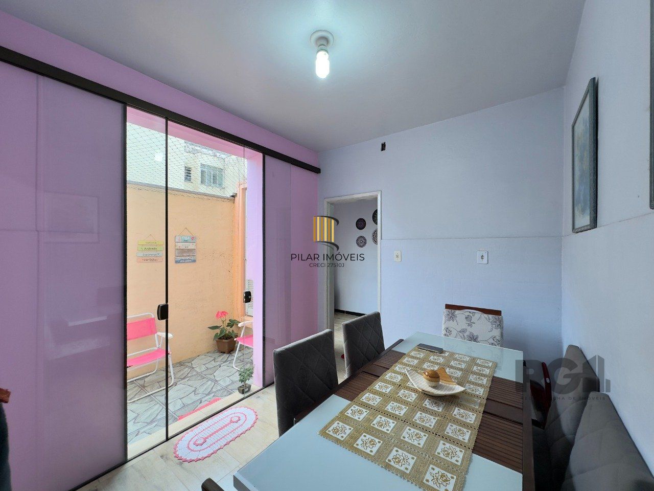 APARTAMENTO 1 DORMITÓRIO COM PÁTIO, DE FRENTE, PRÓXIMO À ORLA DO GUAÍBA NO CENTRO HISTÓRICO