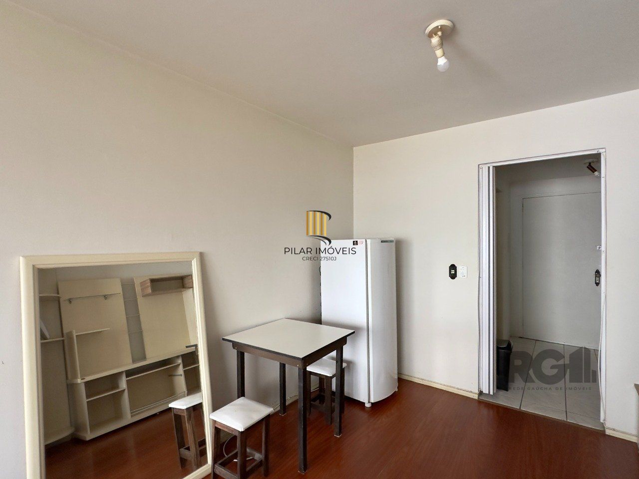 STUDIO MOBILIADO EM FLAT A POUCOS METROS DA ORLA DO GUAÍBA