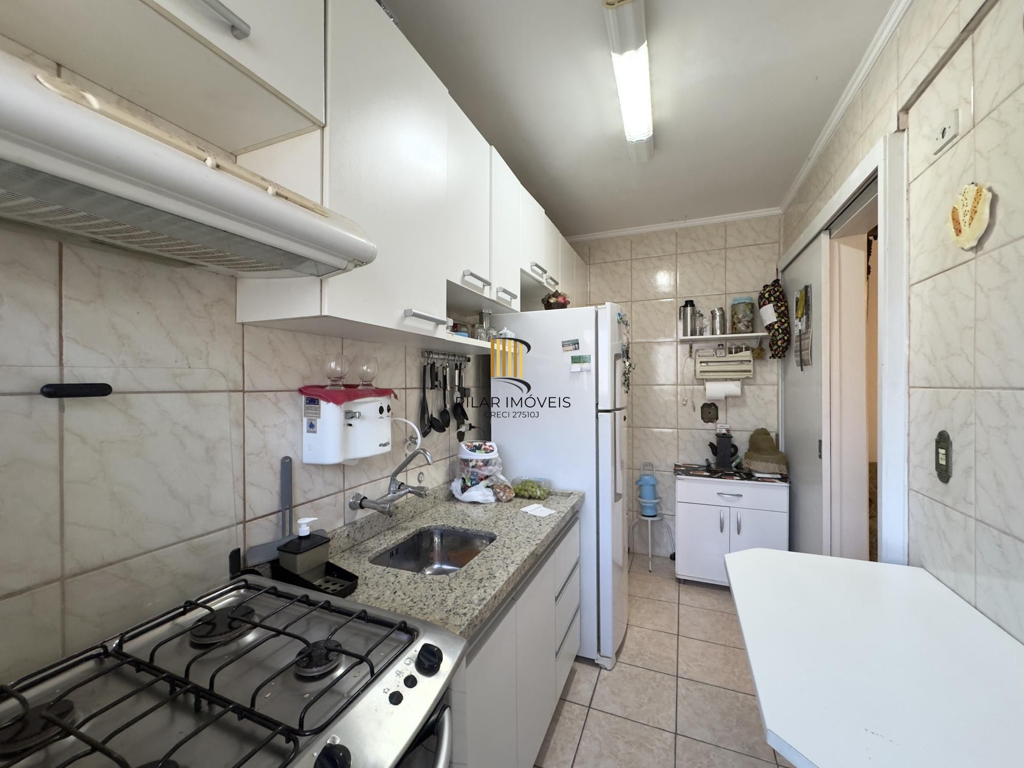 Apartamento semimobiliado 2 dormitórios com vaga de garagem no Centro Histórico