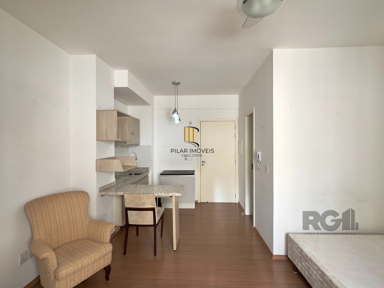 STUDIO SEMIMOBILIADO COM VAGA DE GARAGEM NO CENTRO HISTÓRICO