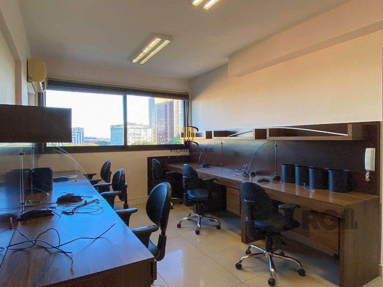 Sala mobiliada, com churrasqueira para happy hour e vista para o Guaíba