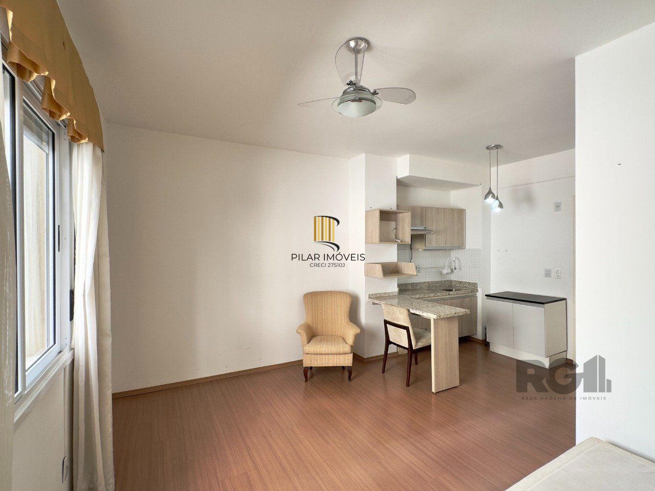 STUDIO SEMIMOBILIADO COM VAGA DE GARAGEM NO CENTRO HISTÓRICO