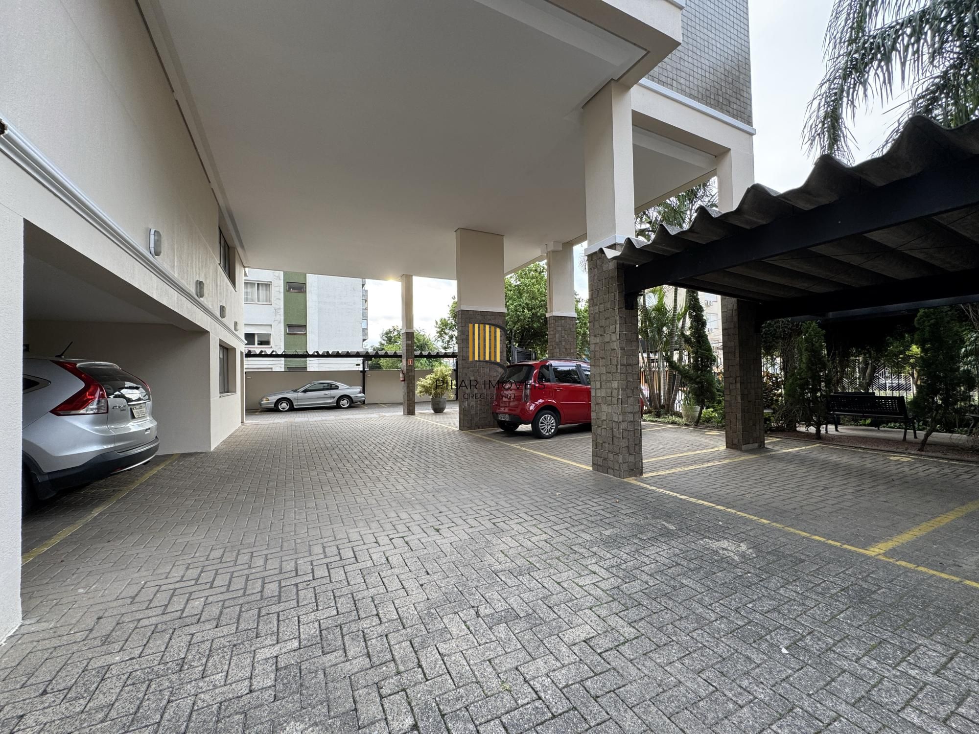 Apartamento 3 dormitórios com sacada, suíte e vaga de garagem no Menino Deus