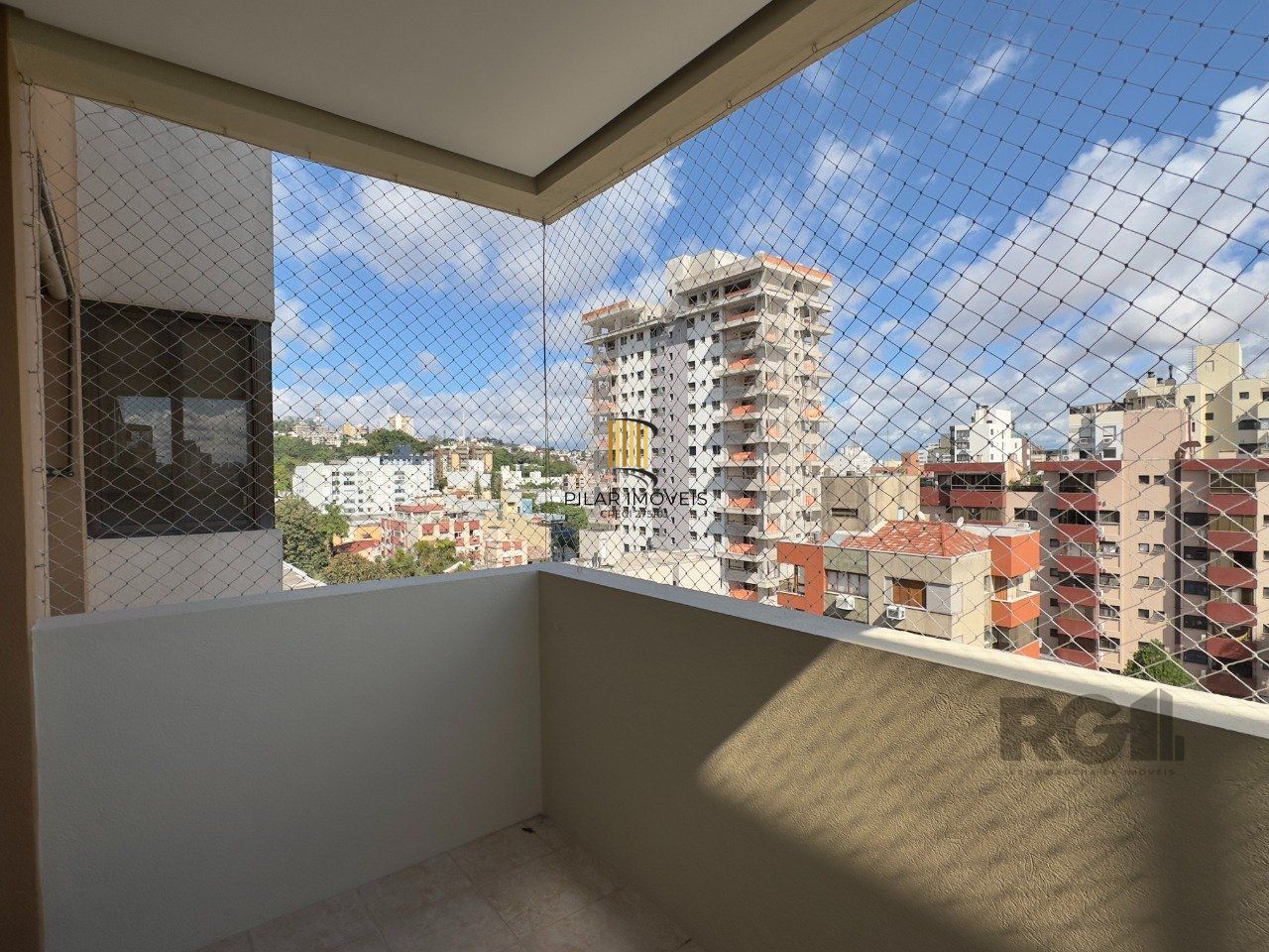 MARAVILHOSA COBERTURA COM VISTA DEFINIDA E MUITA CLARIDADE NO MENINO DEUS