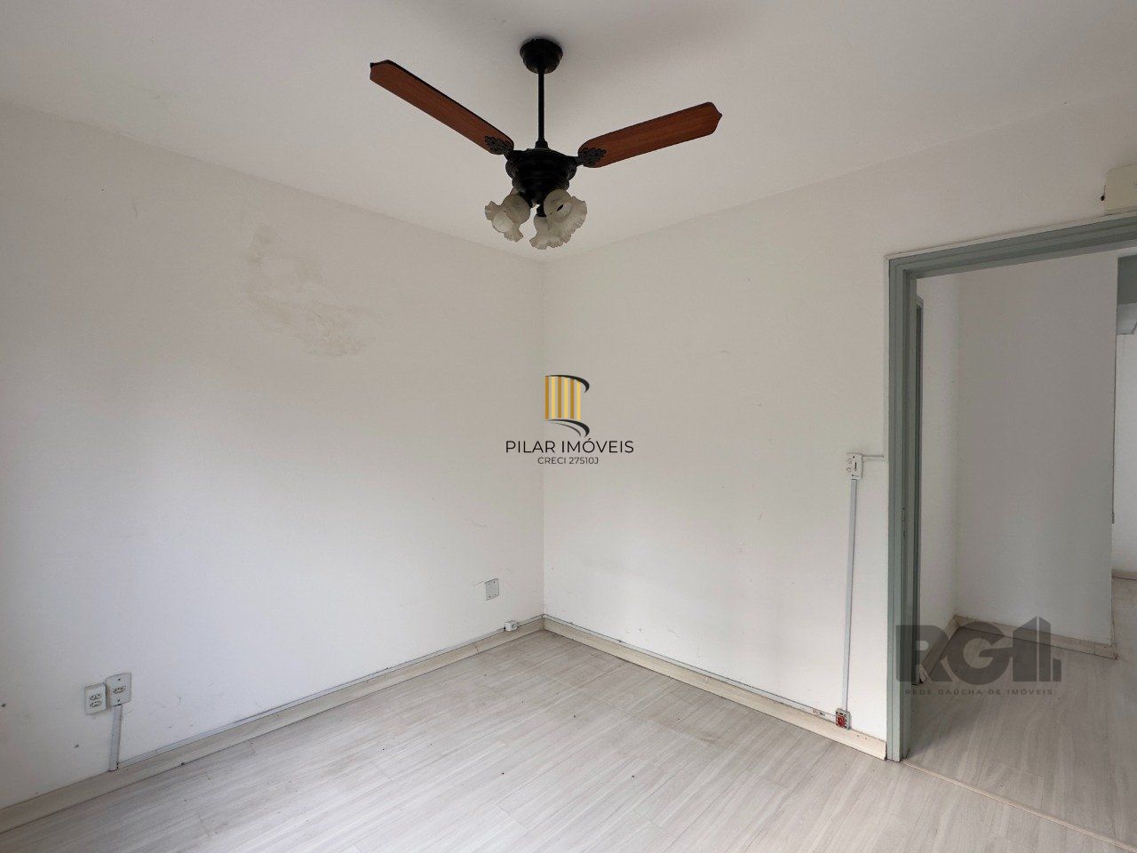 Apartamento 2 dormitórios ensolarado, com vaga de garagem no Menino Deus