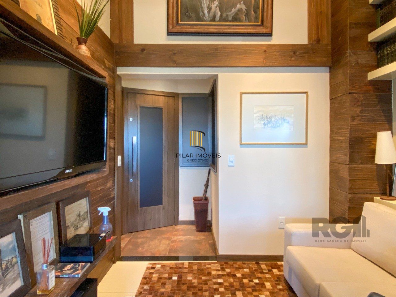Sala mobiliada, com churrasqueira para happy hour e vista para o Guaíba