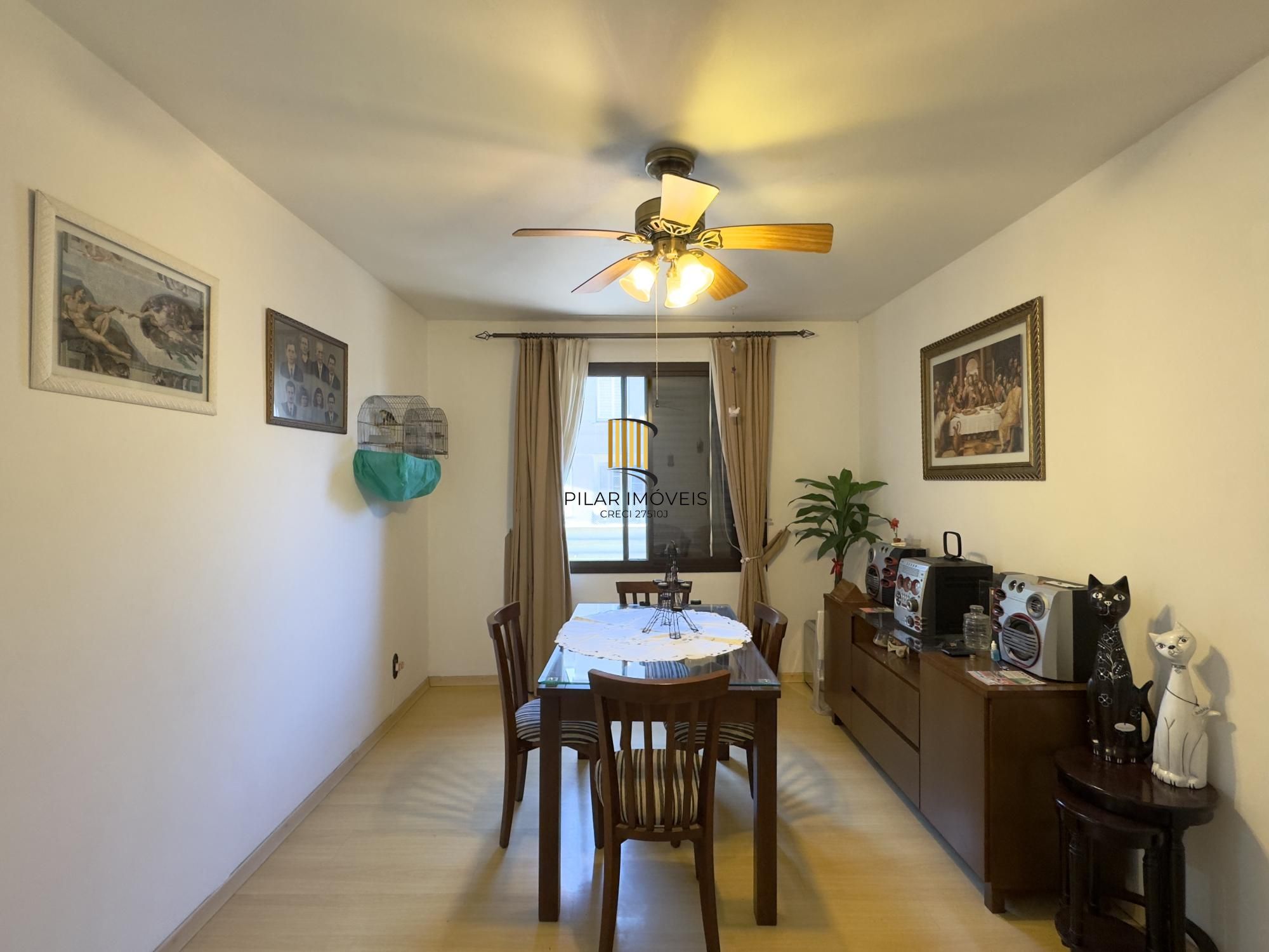 Apartamento semimobiliado 2 dormitórios com vaga de garagem no Centro Histórico