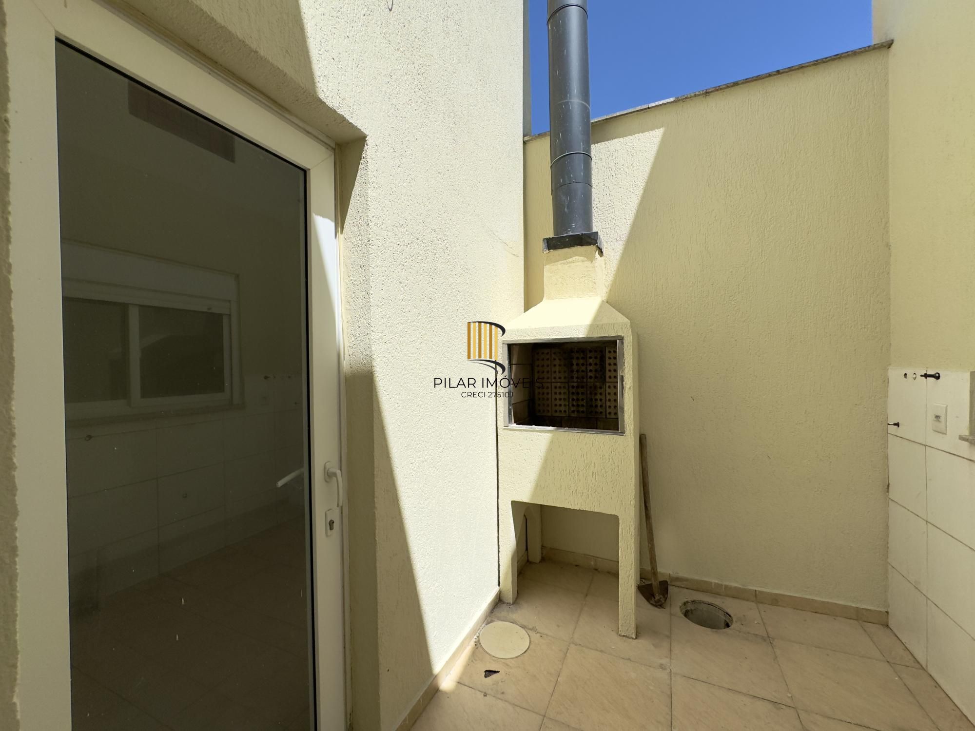 Casa em condomínio com 2 dormitórios, vaga de garagem e churrasqueira na Olaria