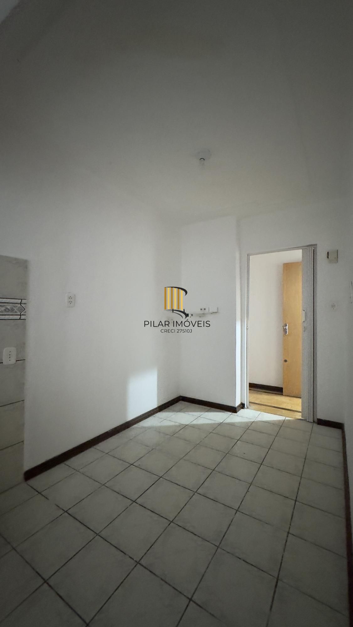 APARTAMENTO 2 DORMITÓRIOS TOTALMENTE REFORMADO NO CENTRO HISTÓRICO