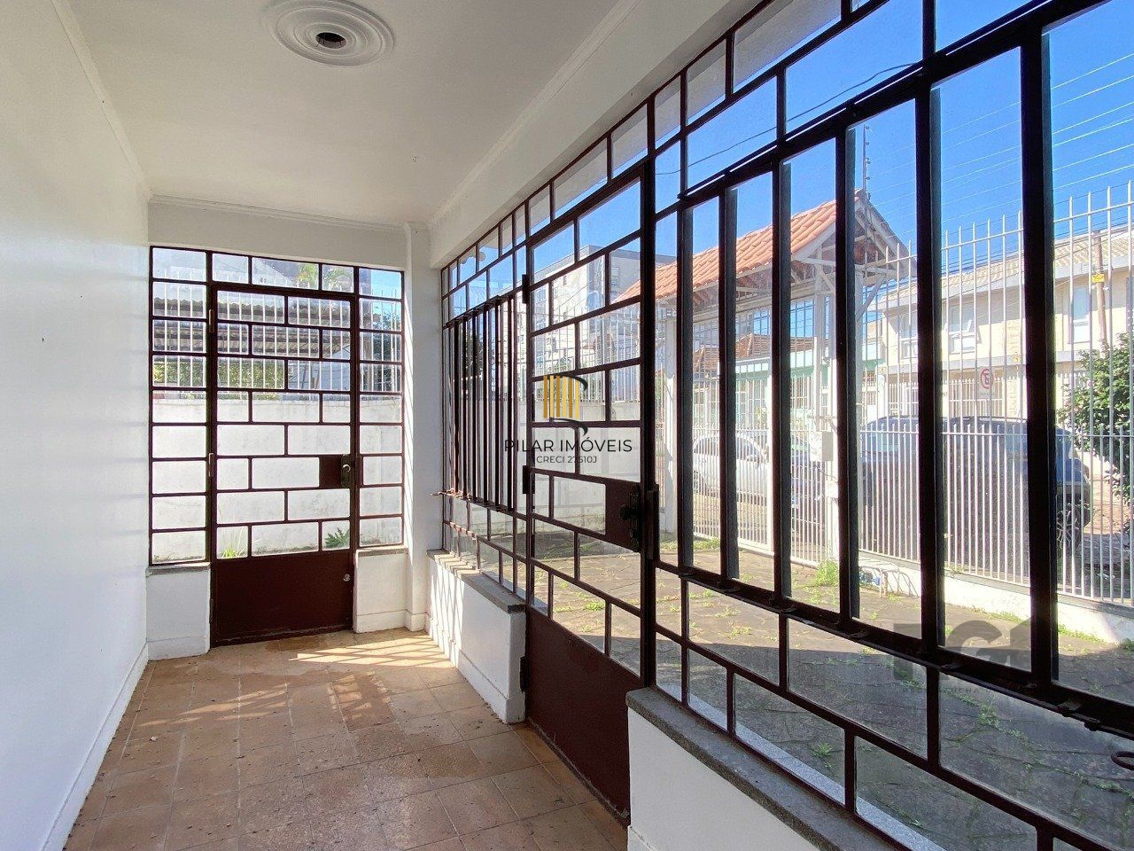 CASA COM 5 DORMITÓRIOS, ESPAÇO PARA FESTAS E PEÇAS AMPLAS PRÓXIMO AO IGUATEMI