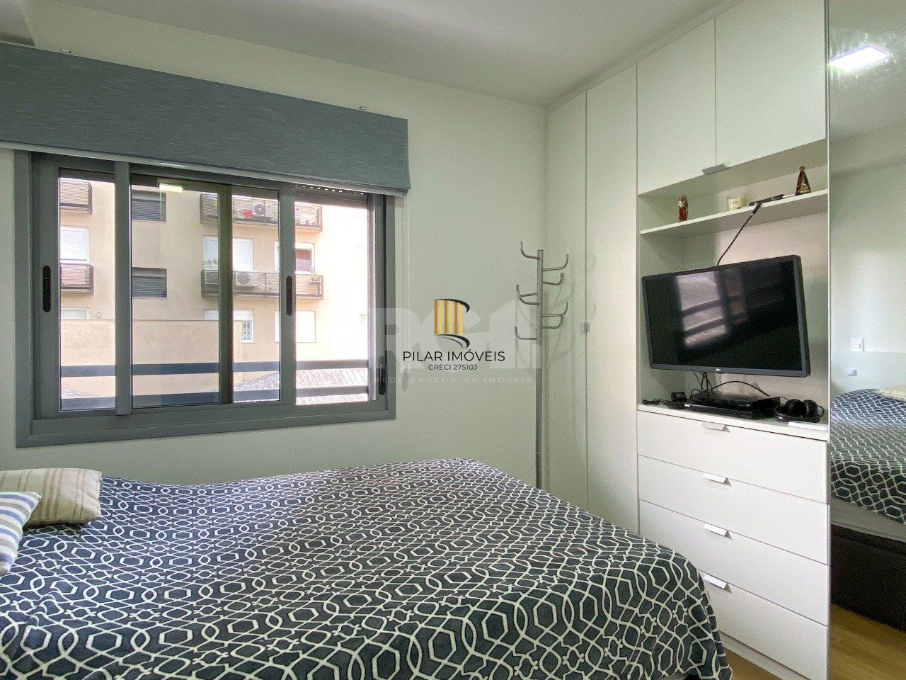 Apartamento em prédio premiado, totalmente montado, no miolo do Menino Deus