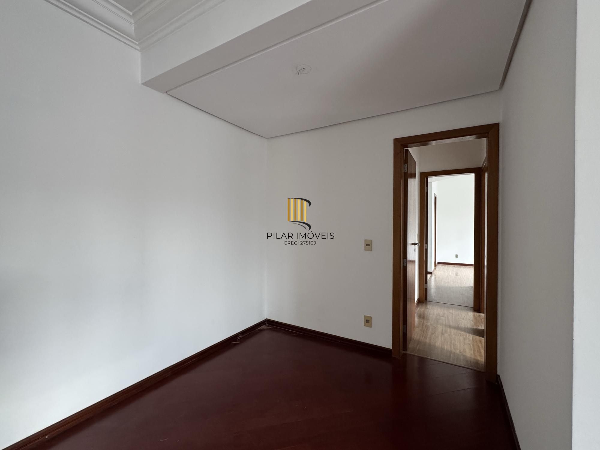 Apartamento 3 dormitórios com sacada, suíte e vaga de garagem no Menino Deus