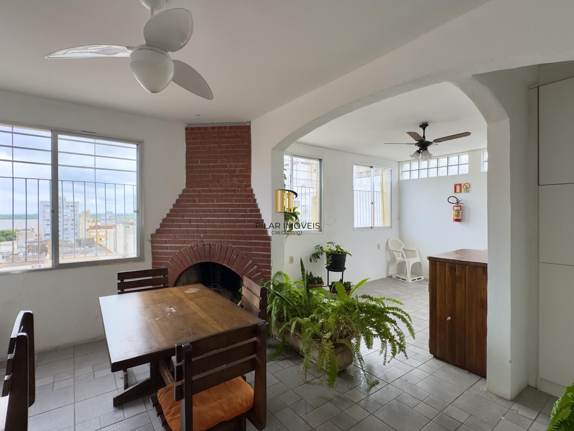 Apartamento 2 dormitórios, reformado e ensolarado no Centro Histórico