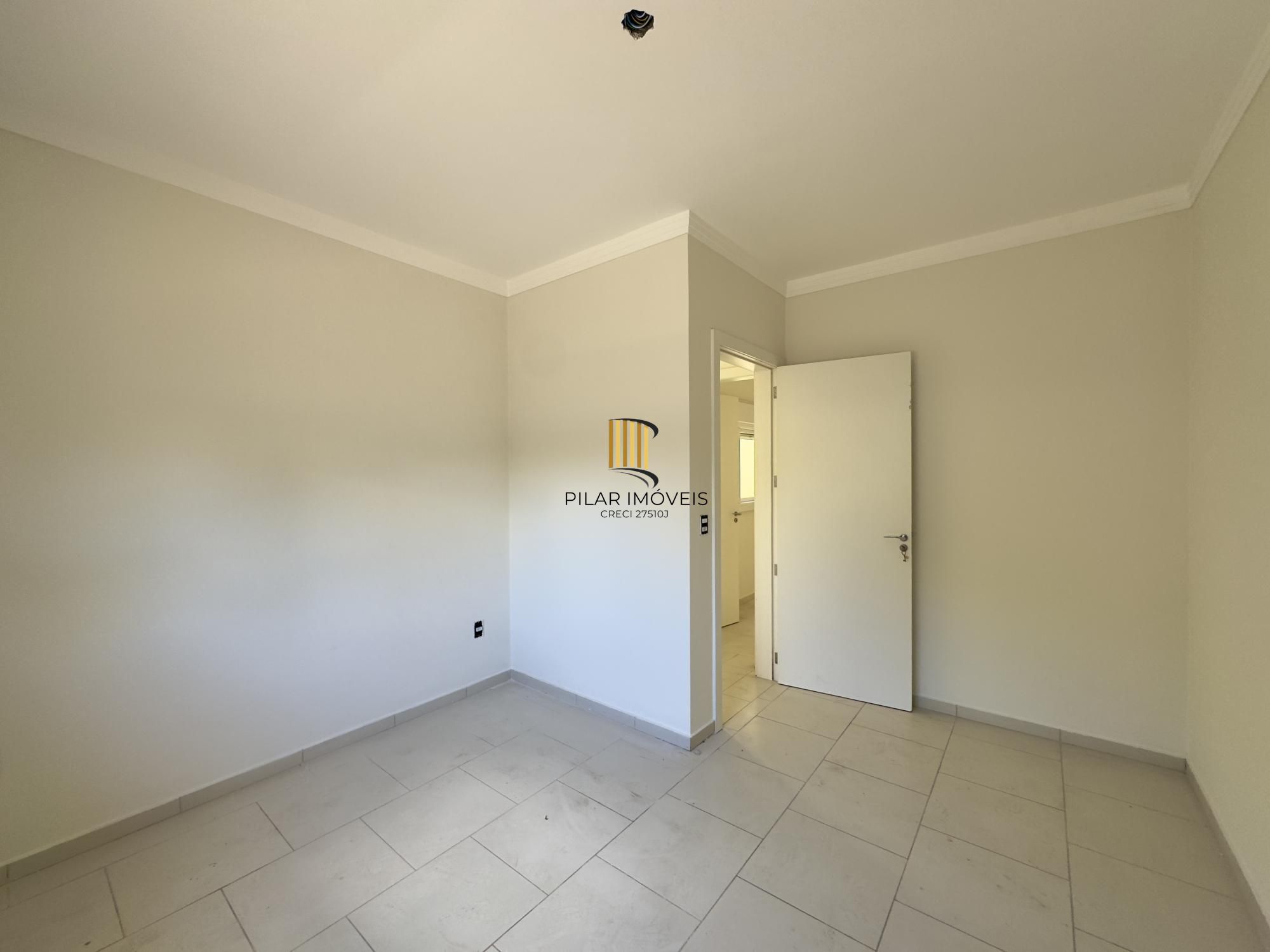 Casa em condomínio com 2 dormitórios, vaga de garagem e churrasqueira na Olaria