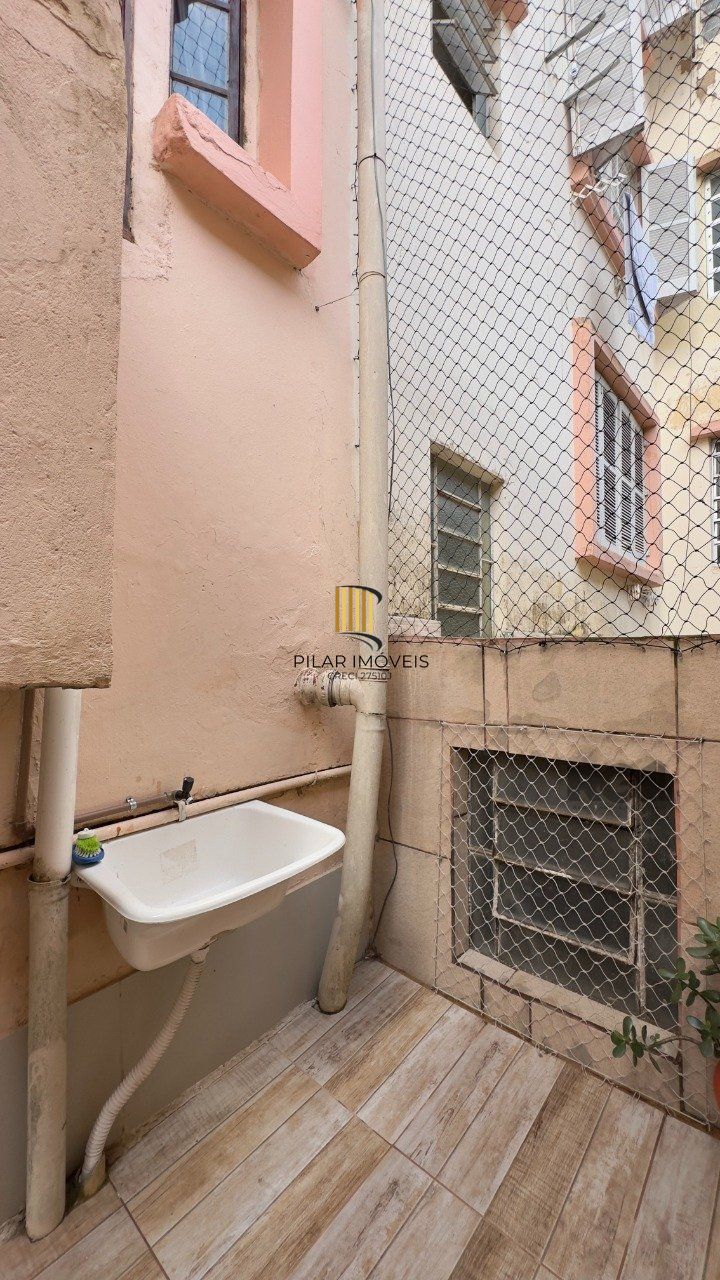 APARTAMENTO 1 DORMITÓRIO COM PÁTIO, DE FRENTE, PRÓXIMO À ORLA DO GUAÍBA NO CENTRO HISTÓRICO