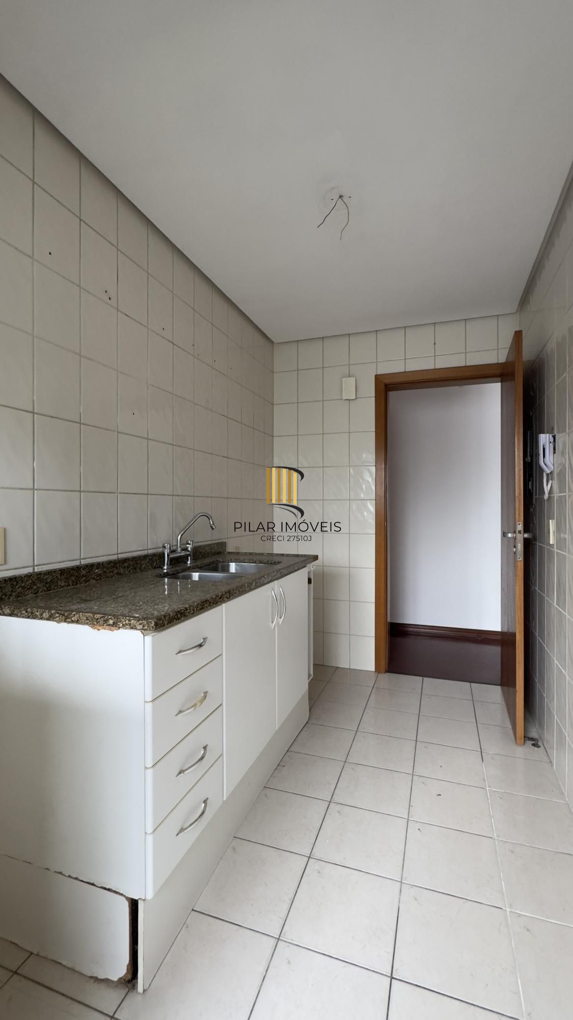 Apartamento 3 dormitórios com sacada, suíte e vaga de garagem no Menino Deus