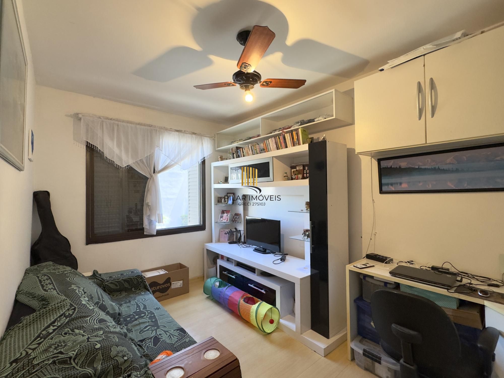 Apartamento semimobiliado 2 dormitórios com vaga de garagem no Centro Histórico