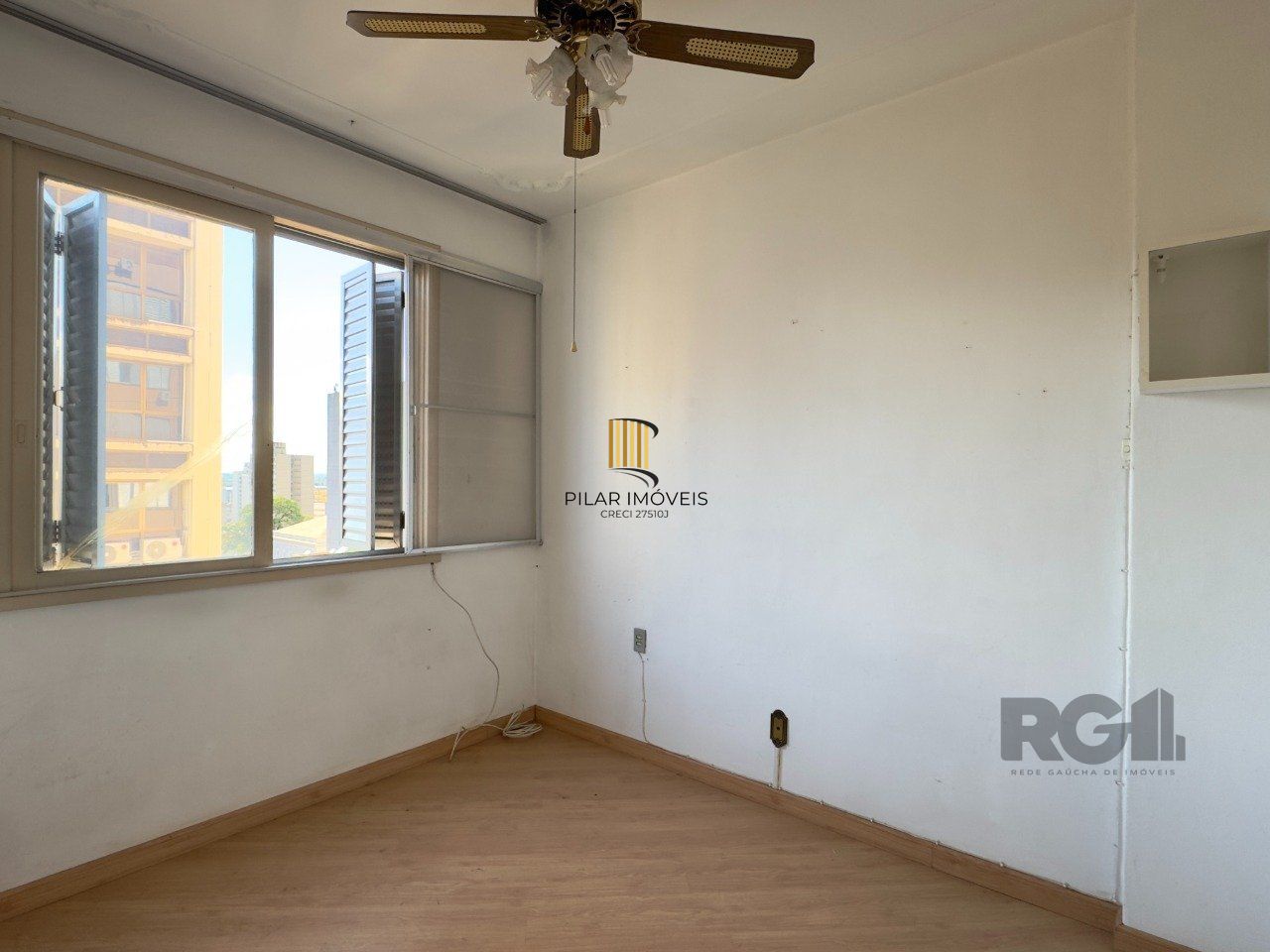 APARTAMENTO MOBILIADO DE 2 DORMITÓRIOS, TOTALMENTE REFORMADO, NO CENTRO HISTÓRICO