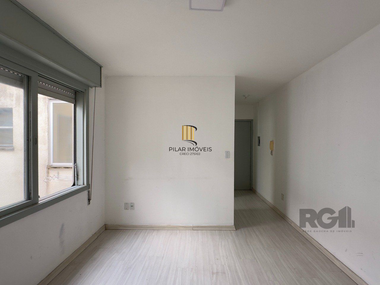 Apartamento 2 dormitórios ensolarado, com vaga de garagem no Menino Deus