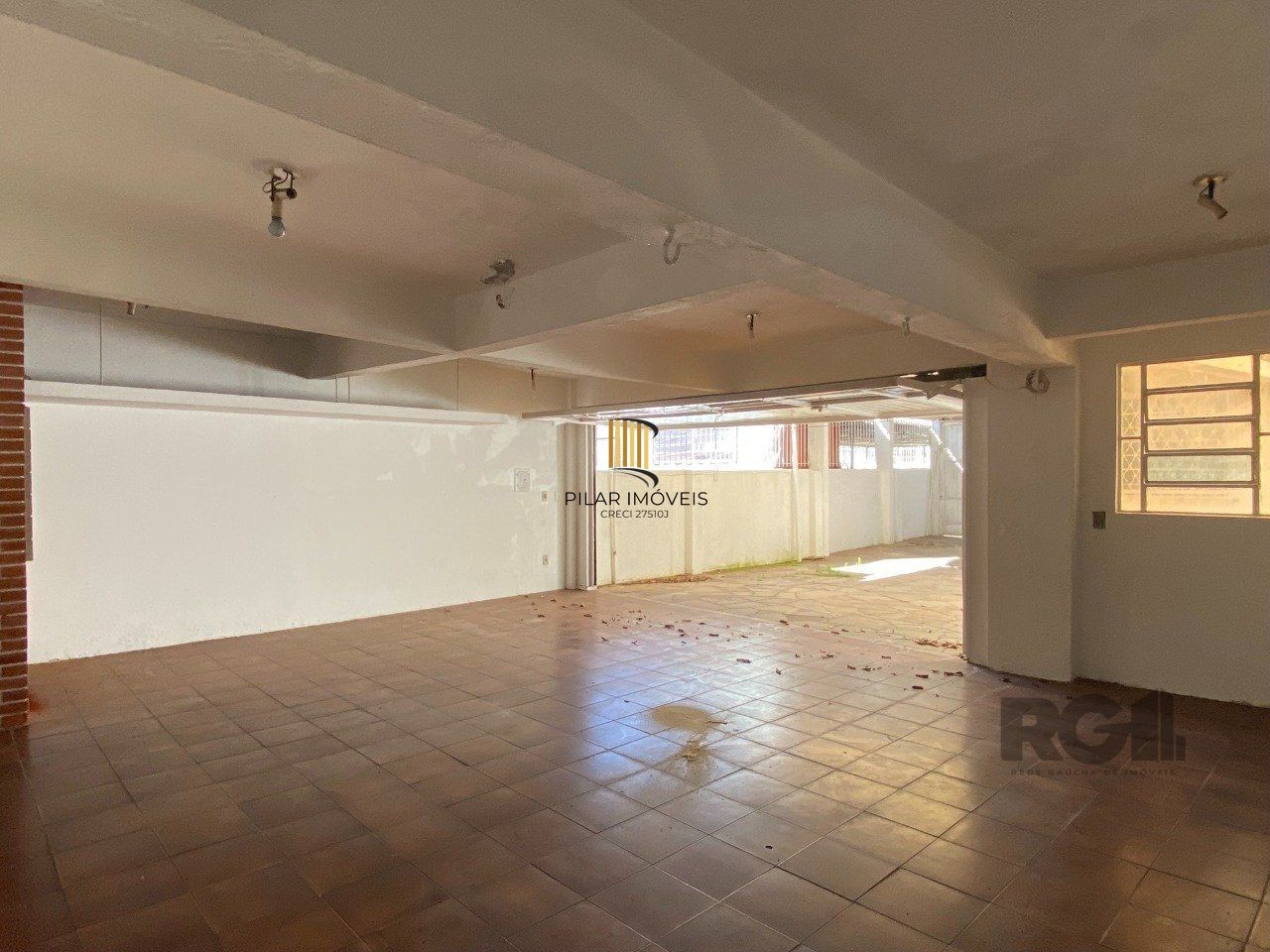 CASA COM 5 DORMITÓRIOS, ESPAÇO PARA FESTAS E PEÇAS AMPLAS PRÓXIMO AO IGUATEMI