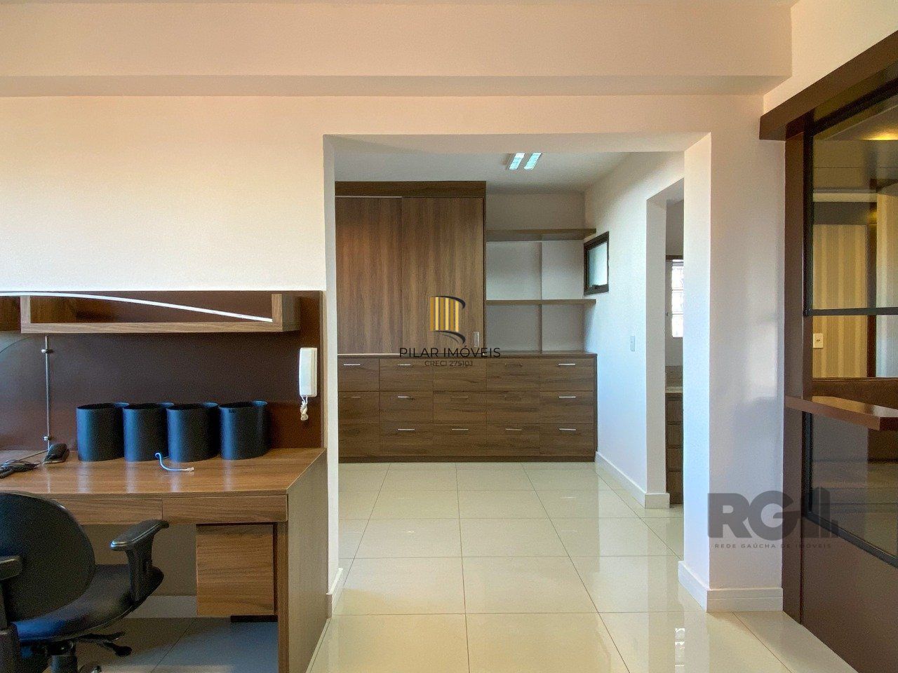 Sala mobiliada, com churrasqueira para happy hour e vista para o Guaíba
