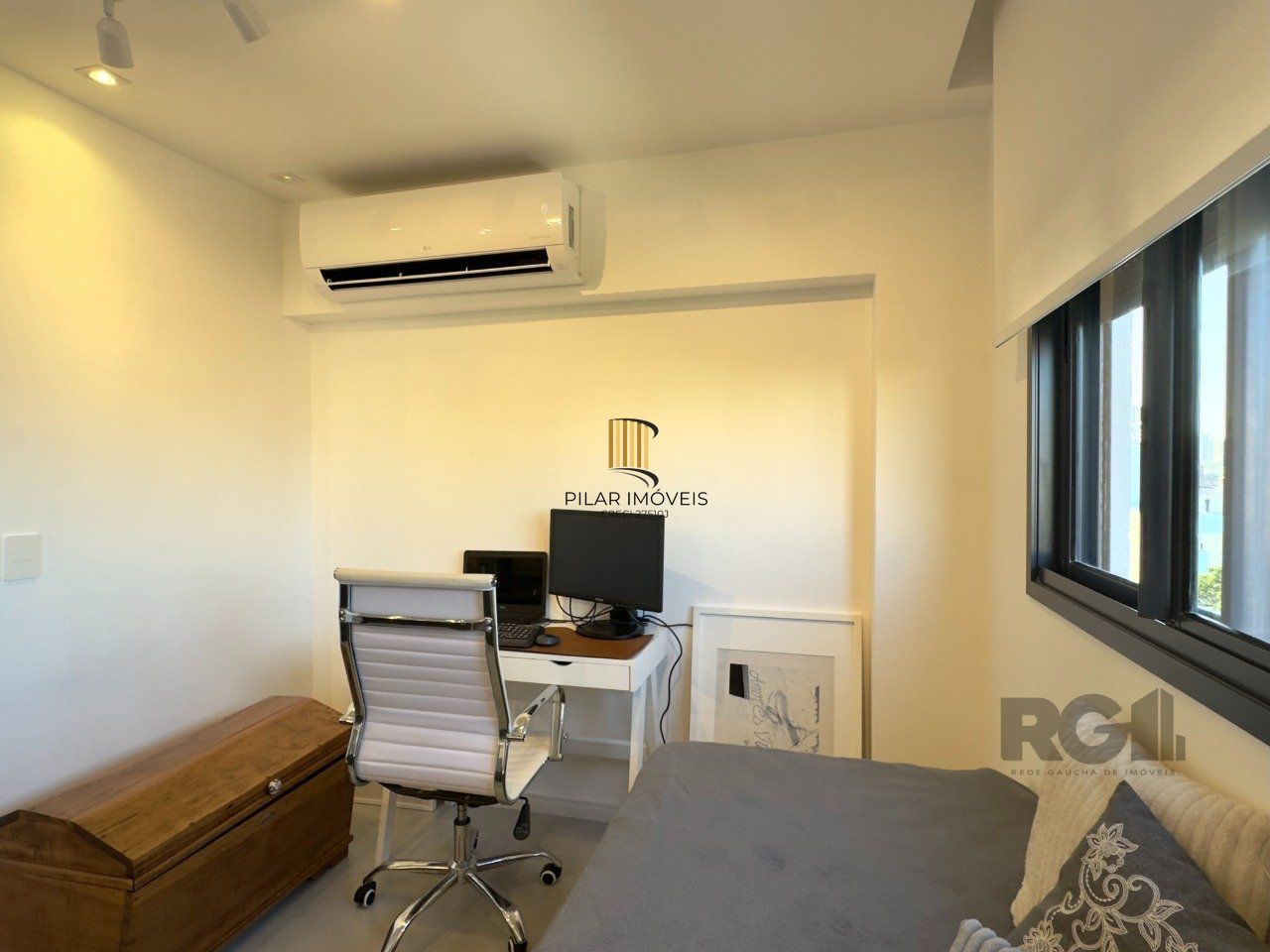 APARTAMENTO MOBILIADO 2 DORMITÓRIOS TRANSFORMADO EM 1 DORMITÓRIO, JUNTO AO MENINO DEUS