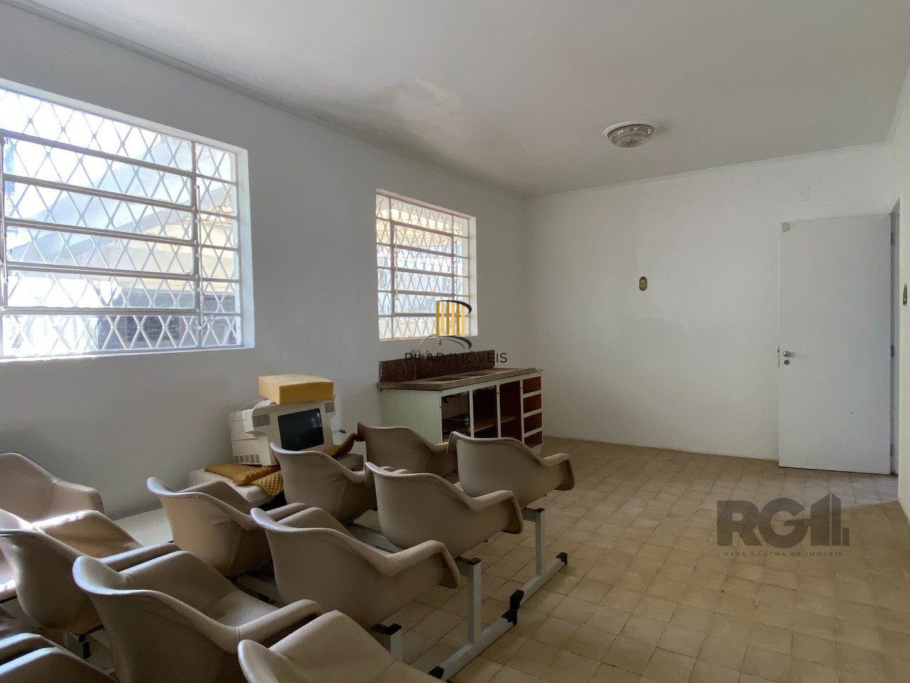 CASA COM 5 DORMITÓRIOS, ESPAÇO PARA FESTAS E PEÇAS AMPLAS PRÓXIMO AO IGUATEMI