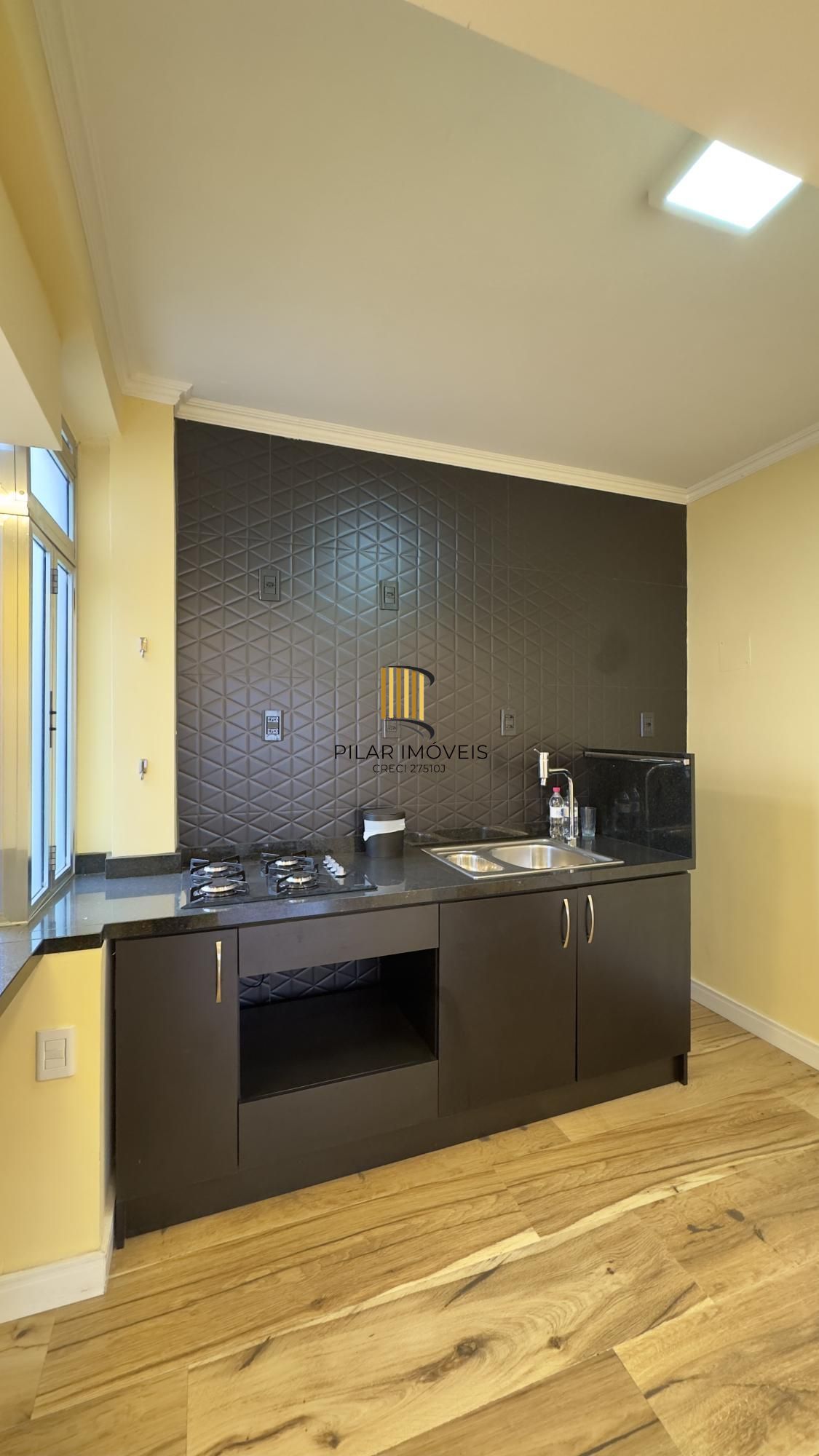 Apartamento 2 dormitórios, reformado e ensolarado no Centro Histórico