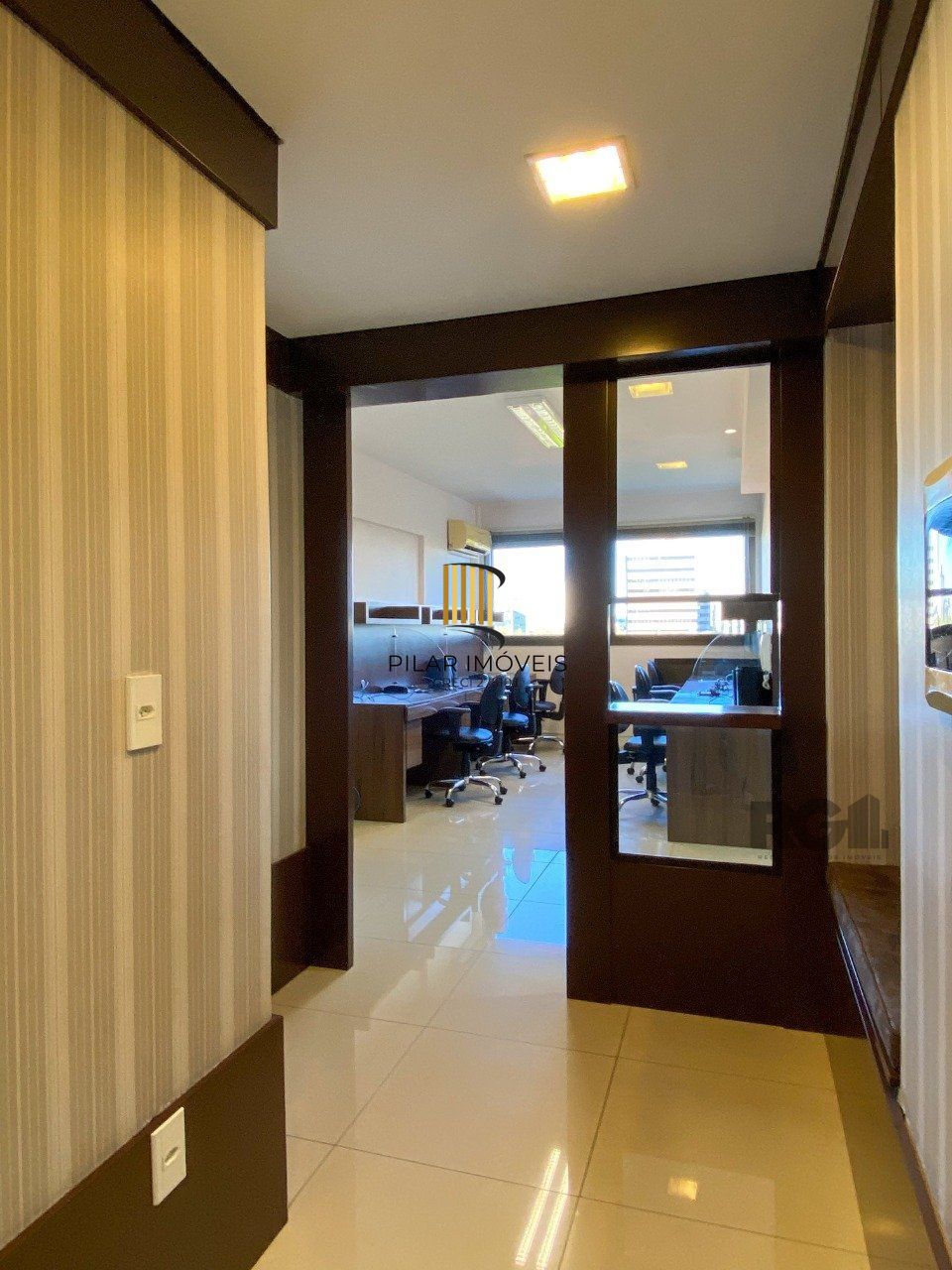 Sala mobiliada, com churrasqueira para happy hour e vista para o Guaíba