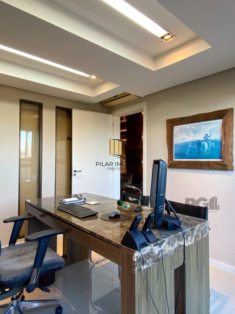 Sala mobiliada, com churrasqueira para happy hour e vista para o Guaíba