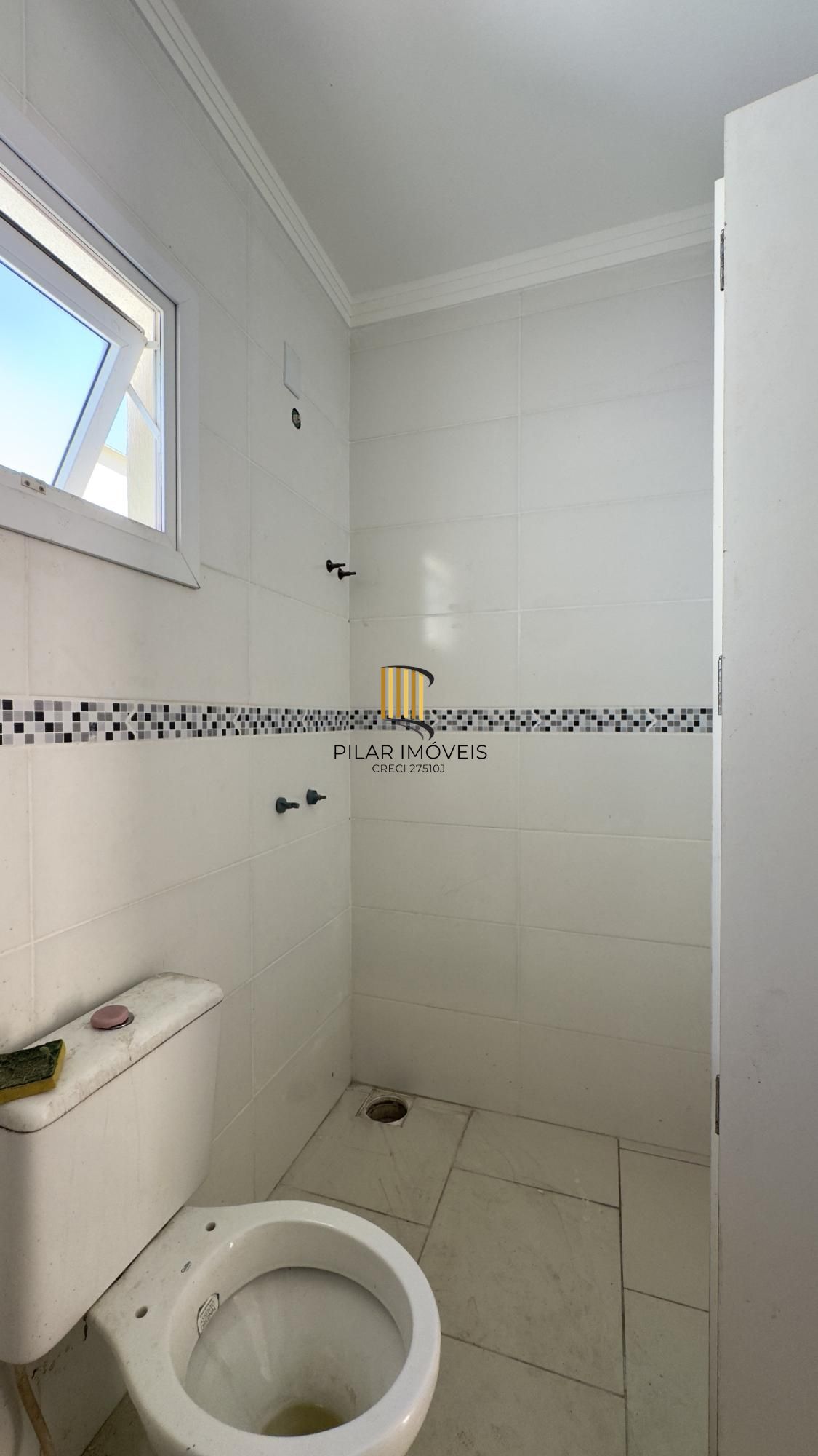 Casa em condomínio com 2 dormitórios, vaga de garagem e churrasqueira na Olaria