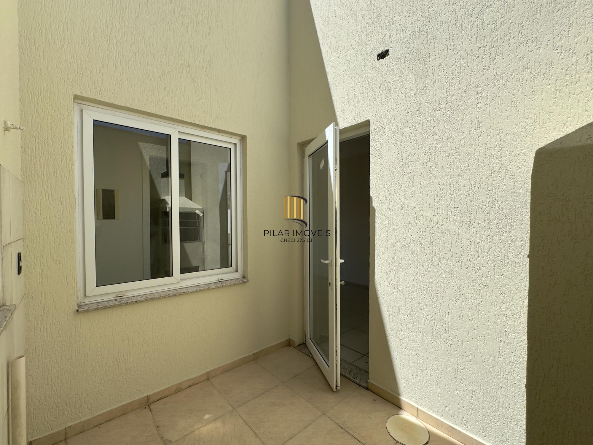 Casa em condomínio com 2 dormitórios, vaga de garagem e churrasqueira na Olaria