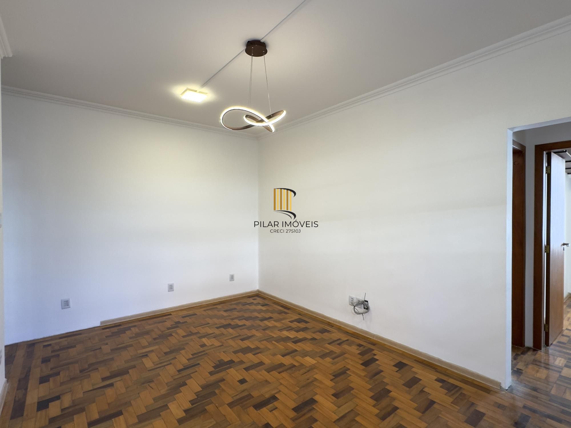 Apartamento reformado de 67m², 2 dormitórios com peças amplas na Praia de Belas