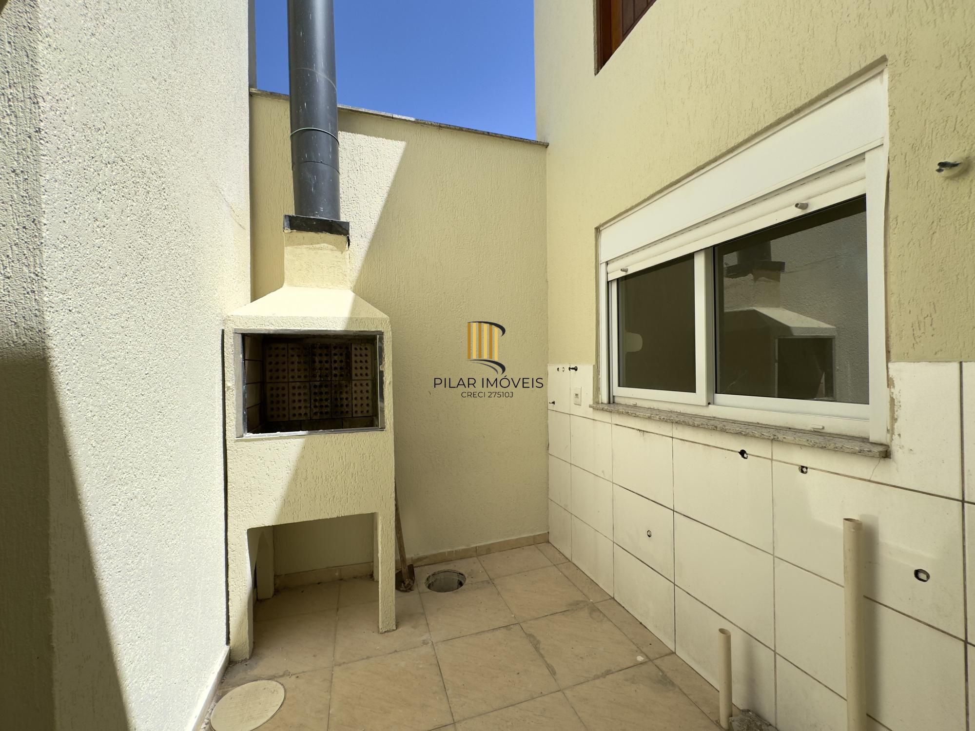 Casa em condomínio com 2 dormitórios, vaga de garagem e churrasqueira na Olaria